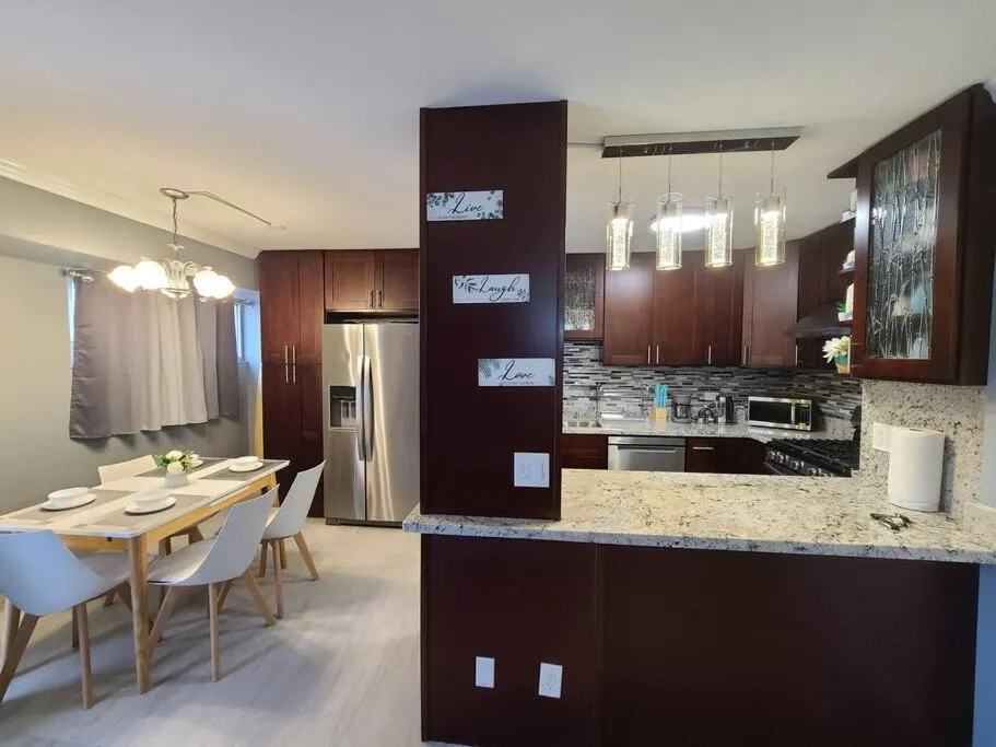 Lovely Condo 2 Bedrooms, 2 bathrooms, free 1 Parking at Waikiki Beach