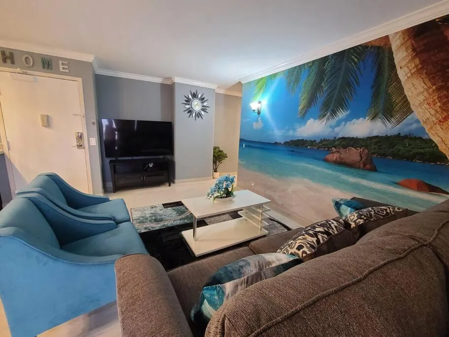 Lovely Condo 2 Bedrooms, 2 bathrooms, free 1 Parking at Waikiki Beach
