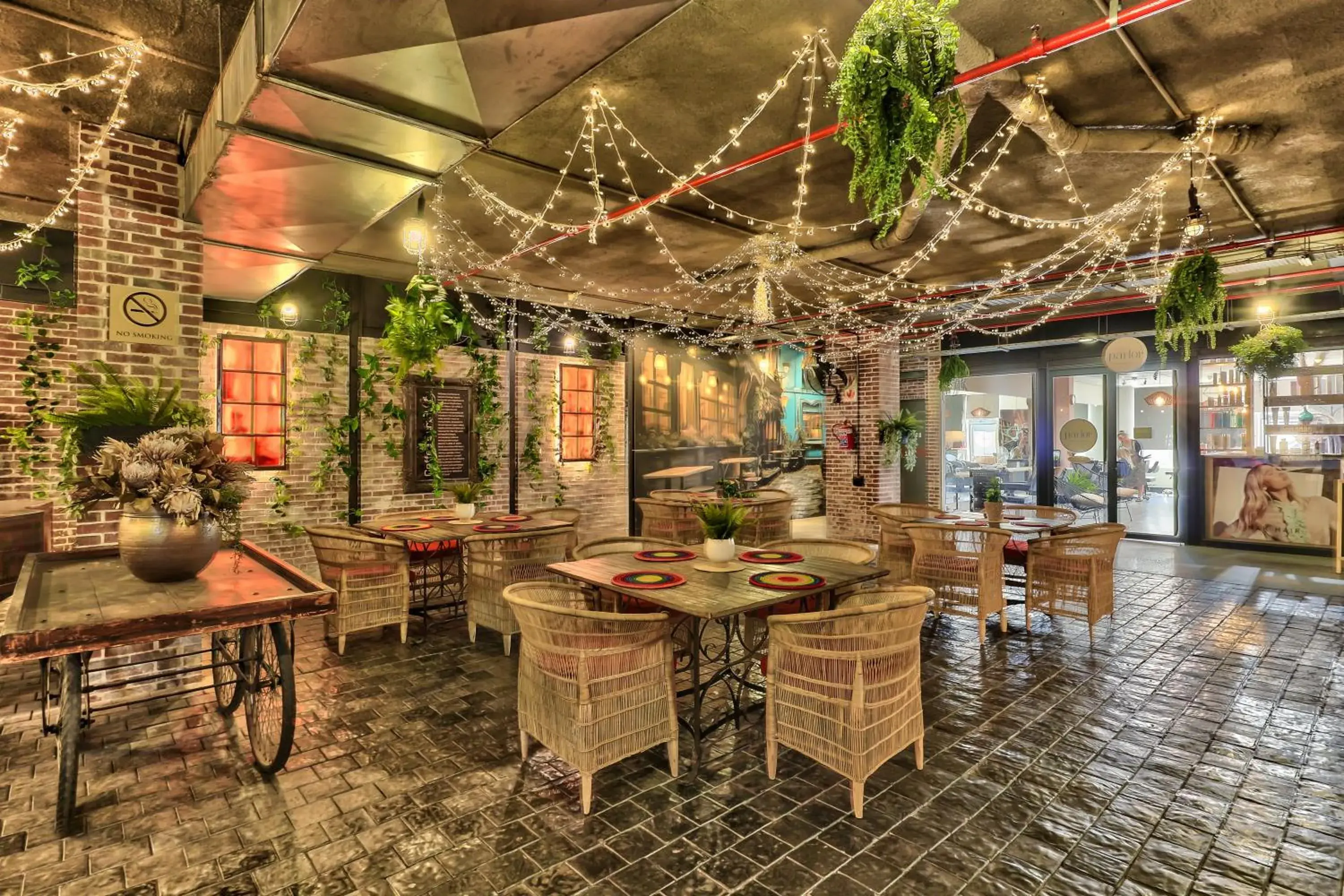 Restaurant/places to eat in Heritage Square Apartments Restaurant/places to eat in Heritage Square Apartments