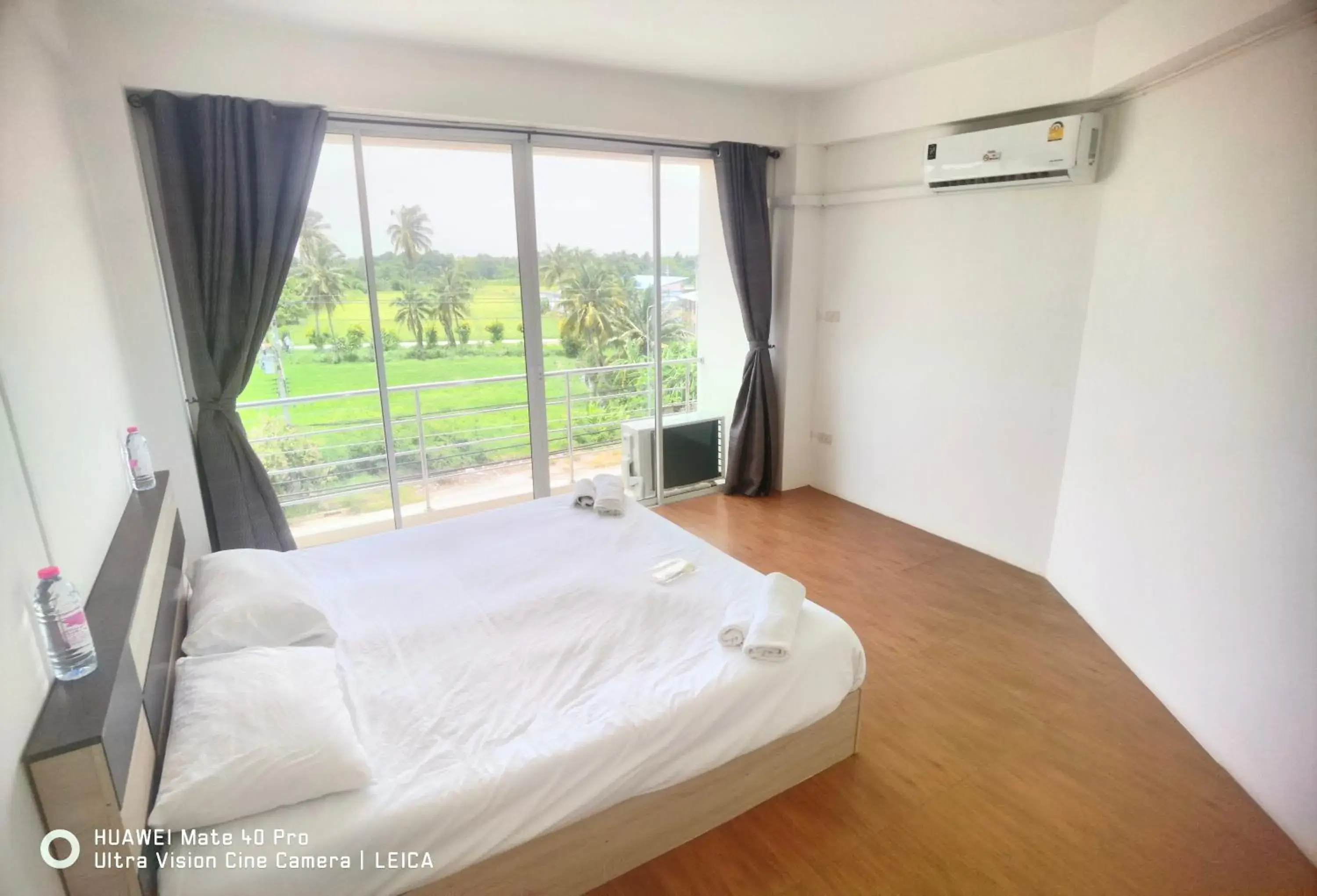 Queen Room with Shared Bathroom in 115 Townhouse Queen Room with Shared Bathroom in 115 Townhouse