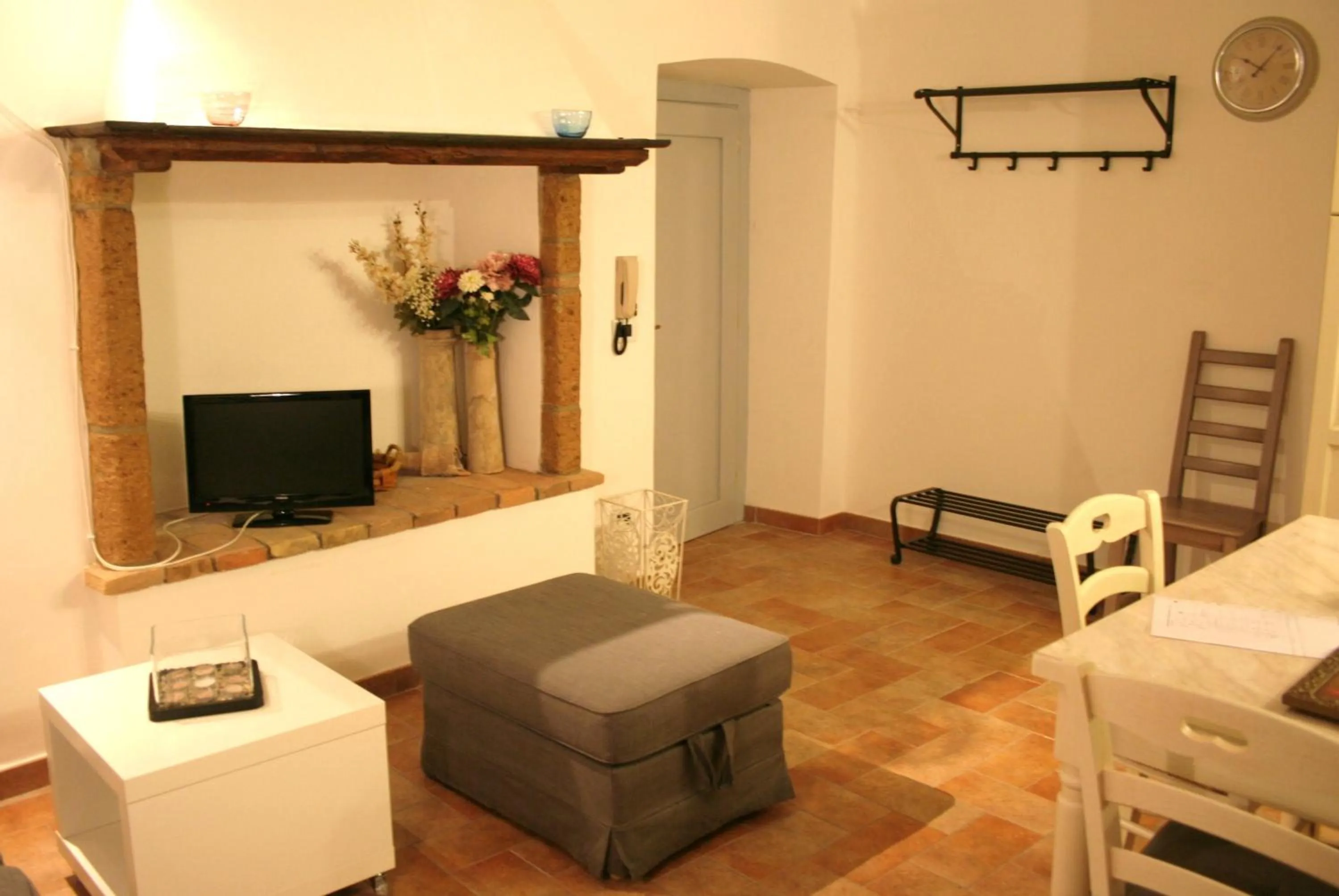 Living room, Bed in Appartamenti Urbevetus