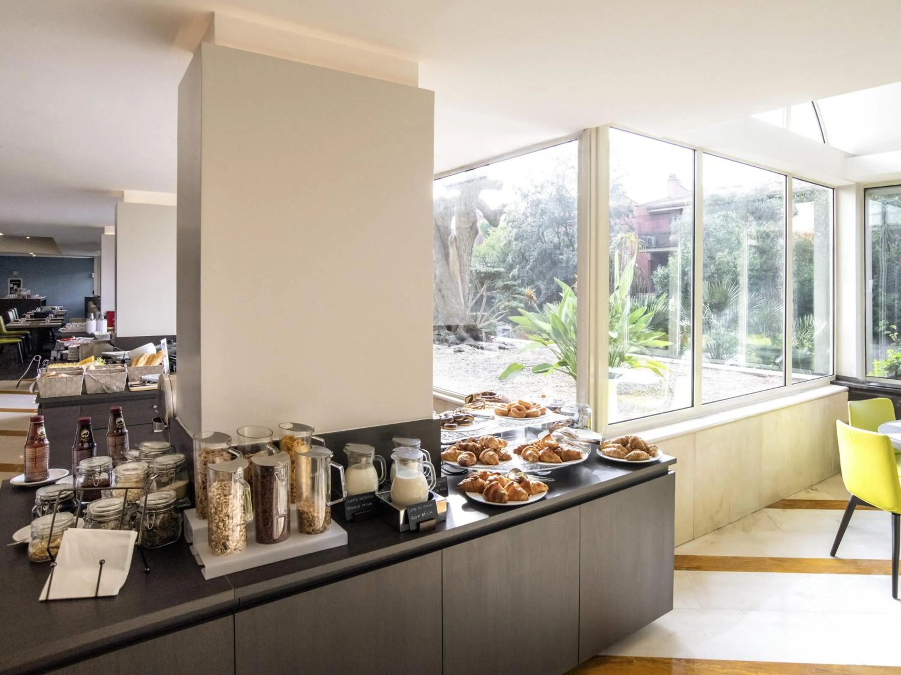 Restaurant/places to eat in Mercure Roma West