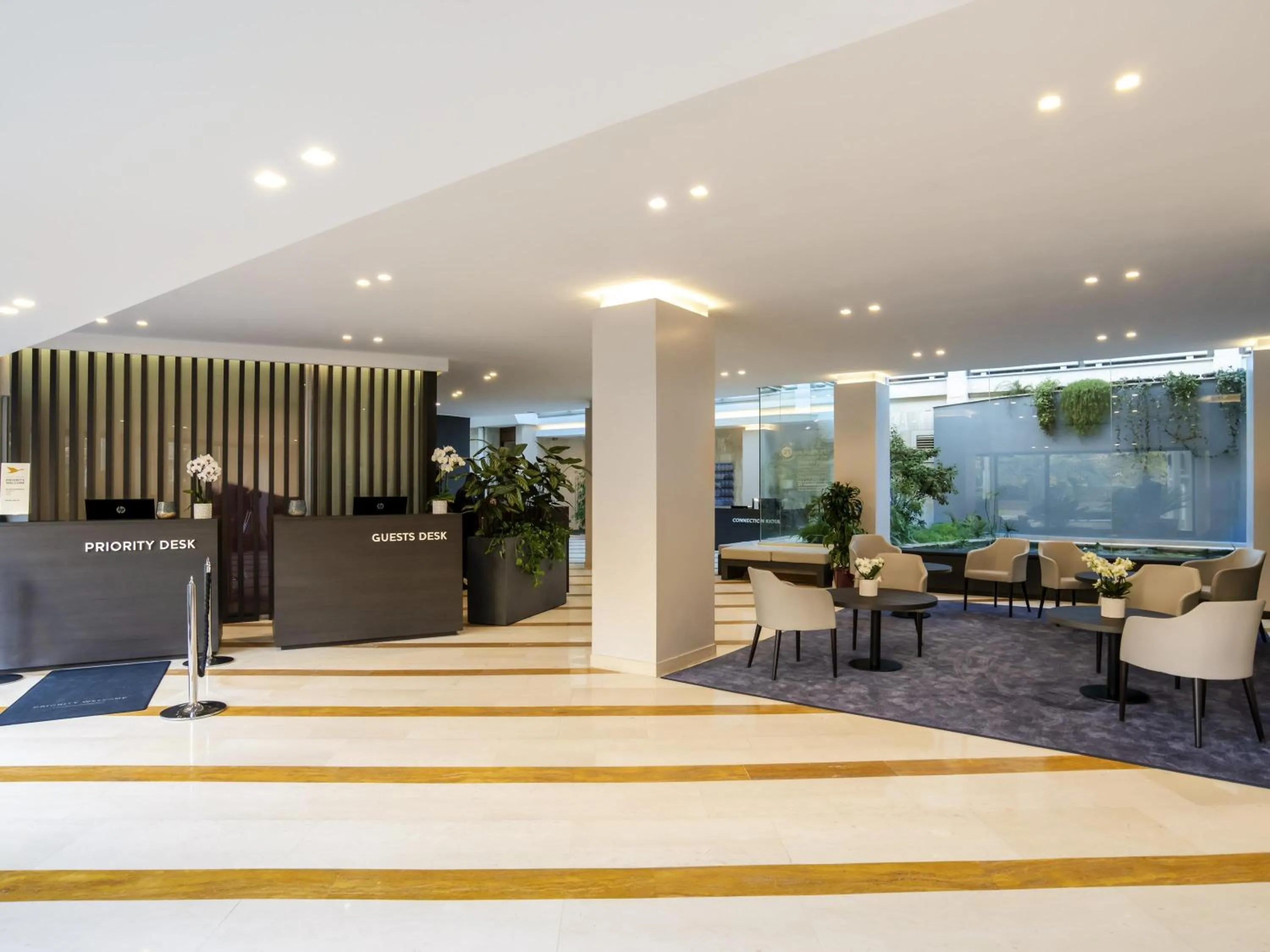 Lobby or reception in Mercure Roma West