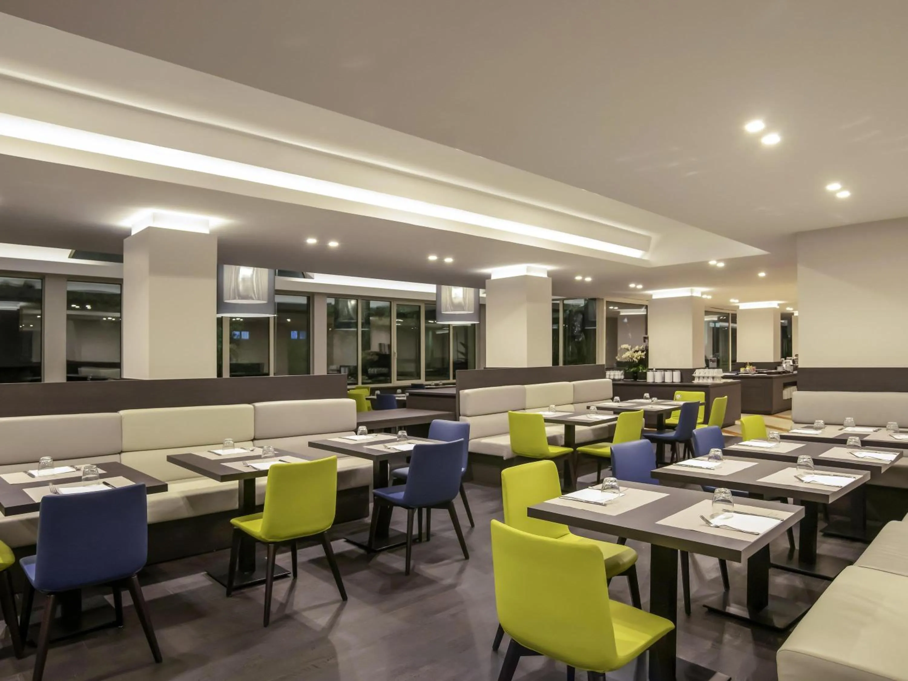 Restaurant/places to eat in Mercure Roma West