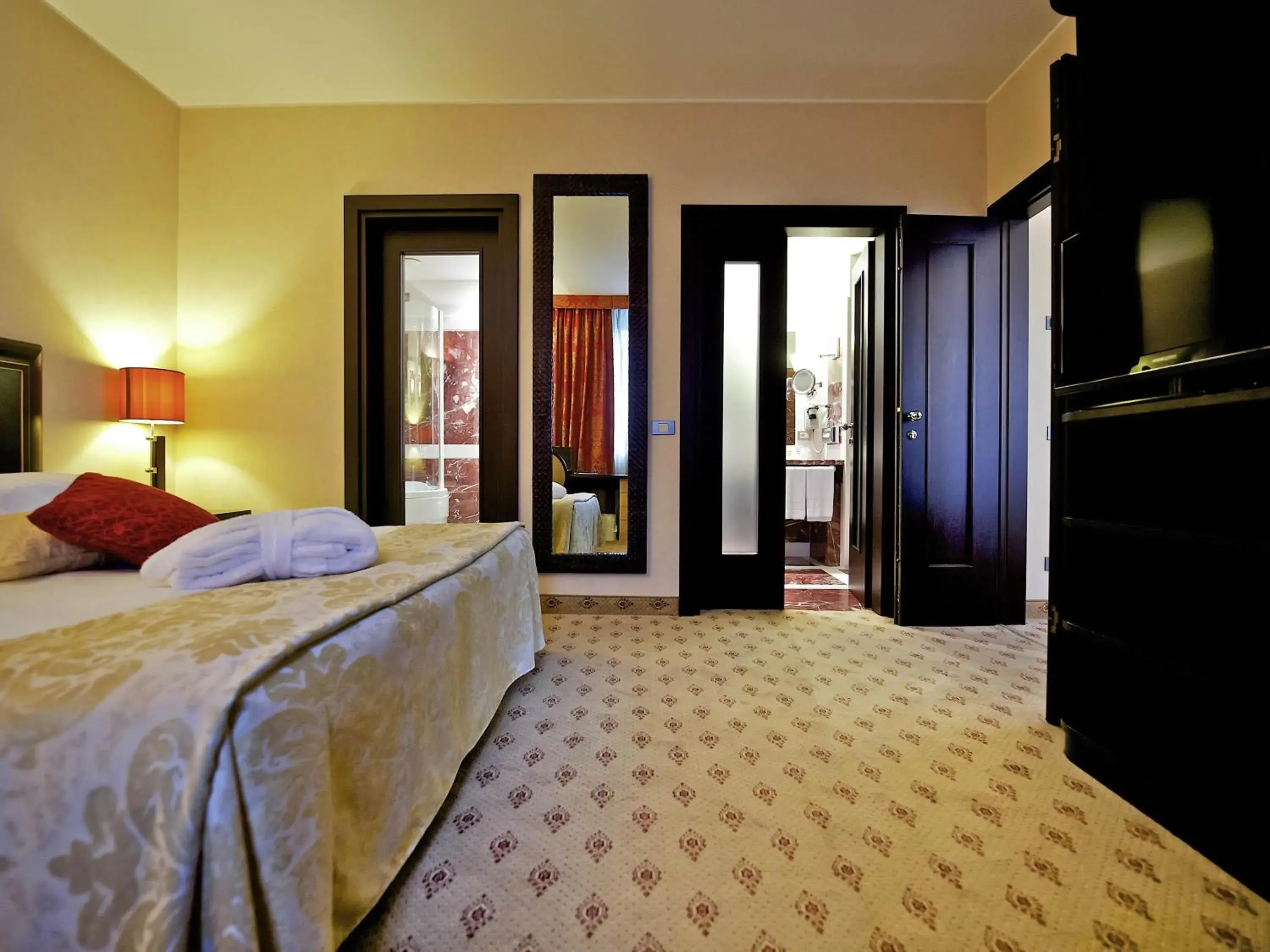 Executive Suite with One Double Bed in Mercure Roma West Executive Suite with One Double Bed in Mercure Roma West