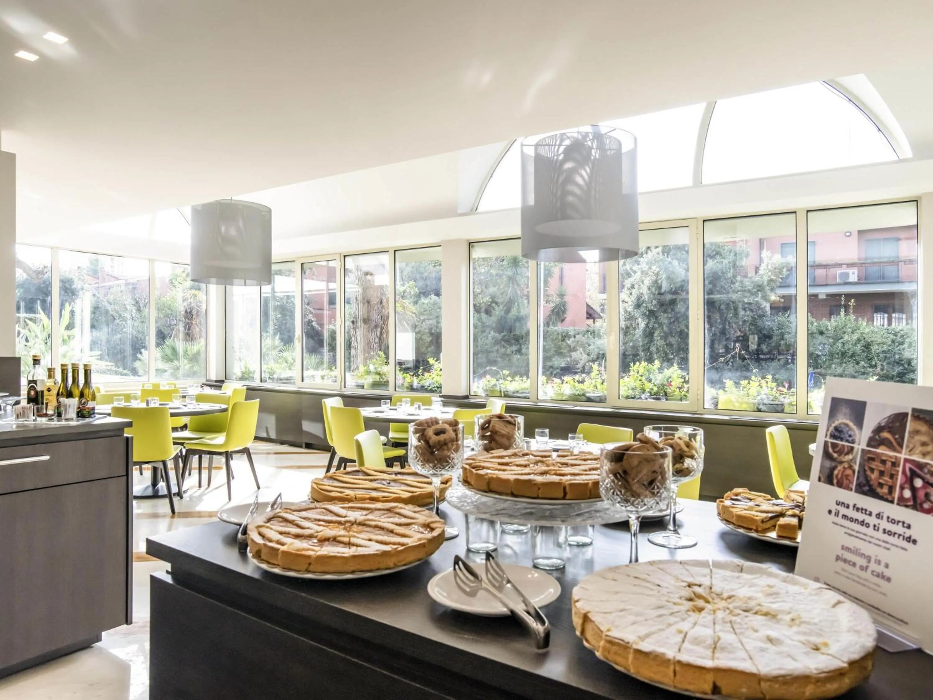 Restaurant/places to eat in Mercure Roma West