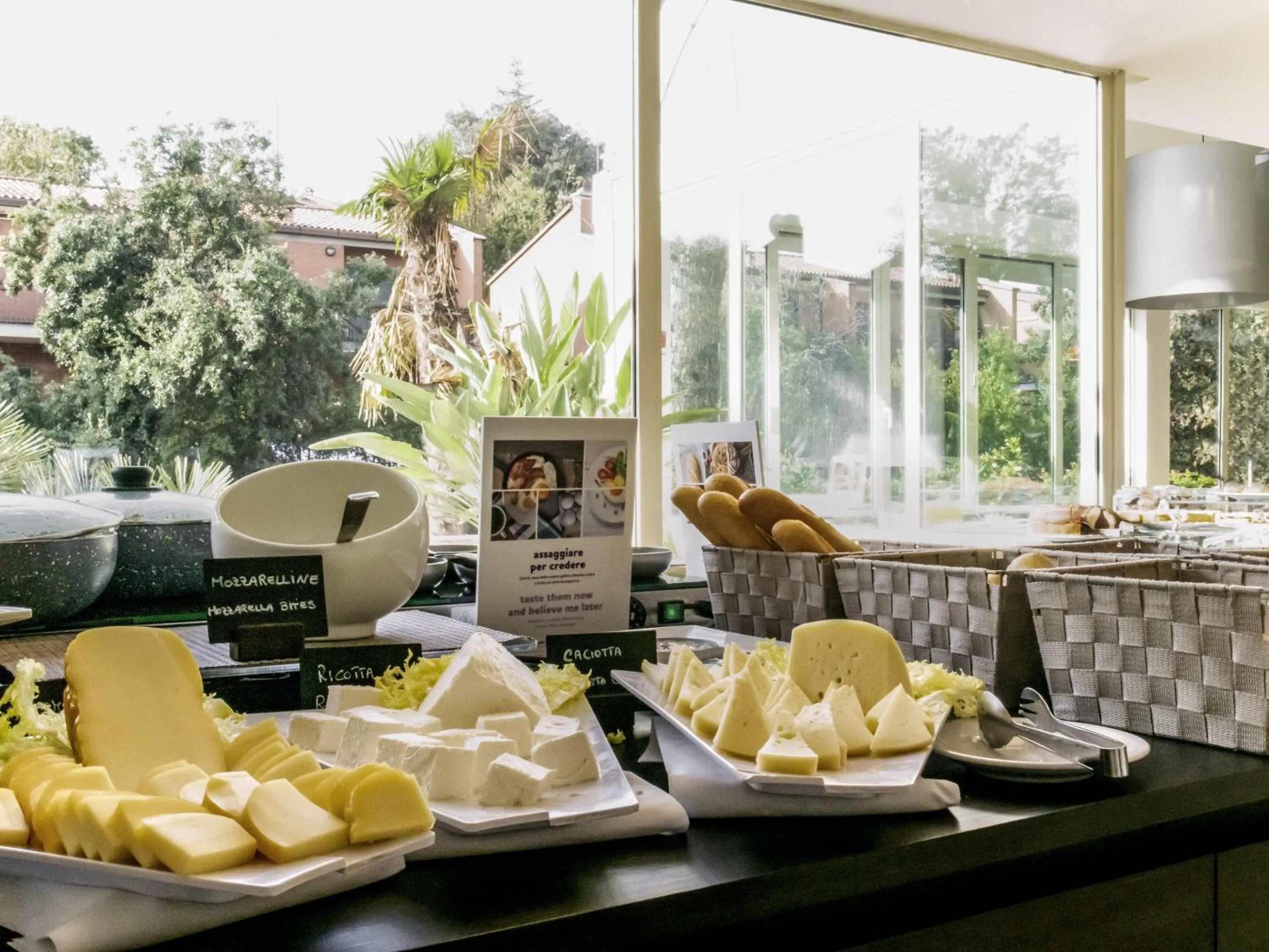 Restaurant/places to eat in Mercure Roma West