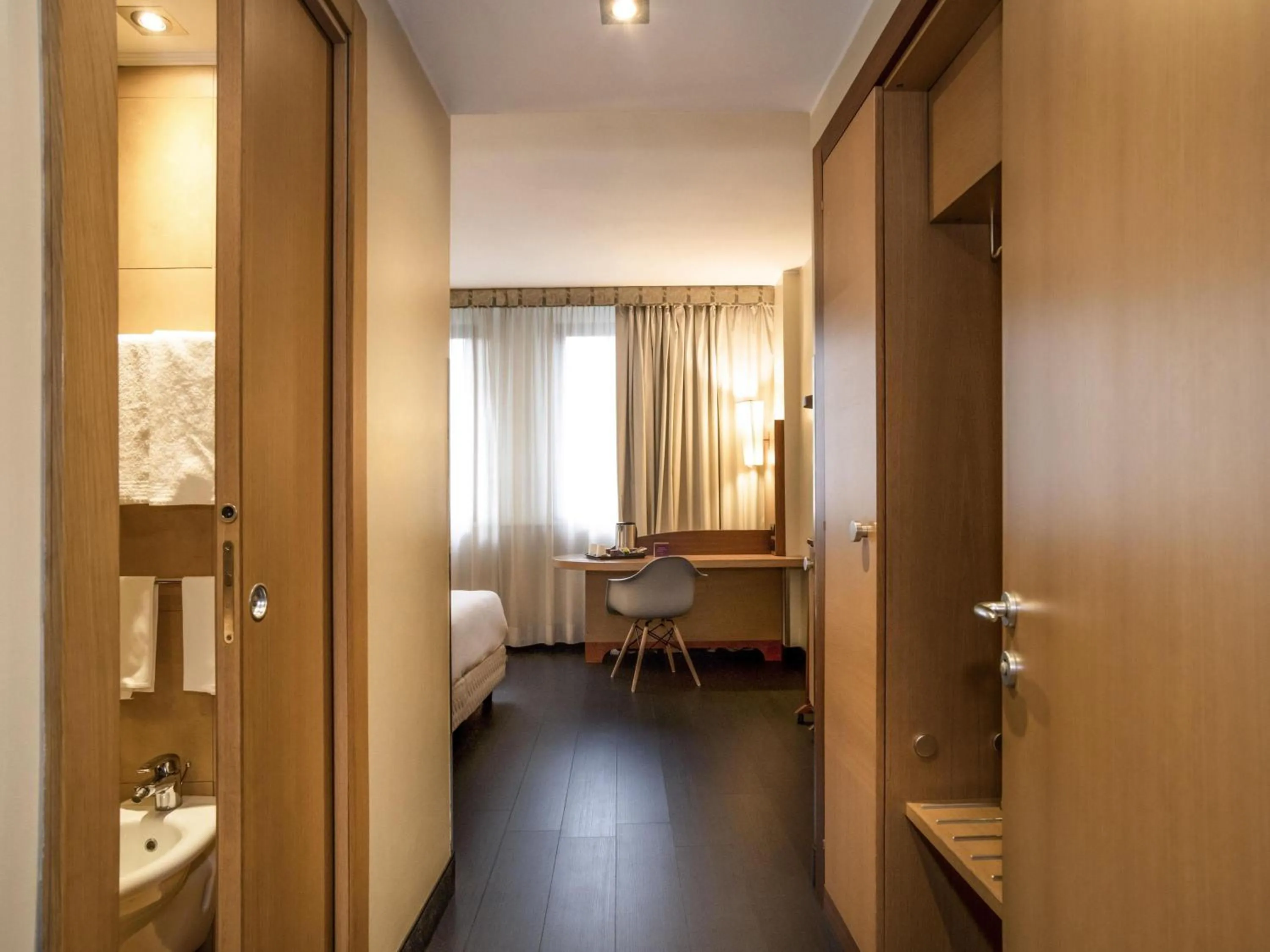 Bedroom in Mercure Roma West