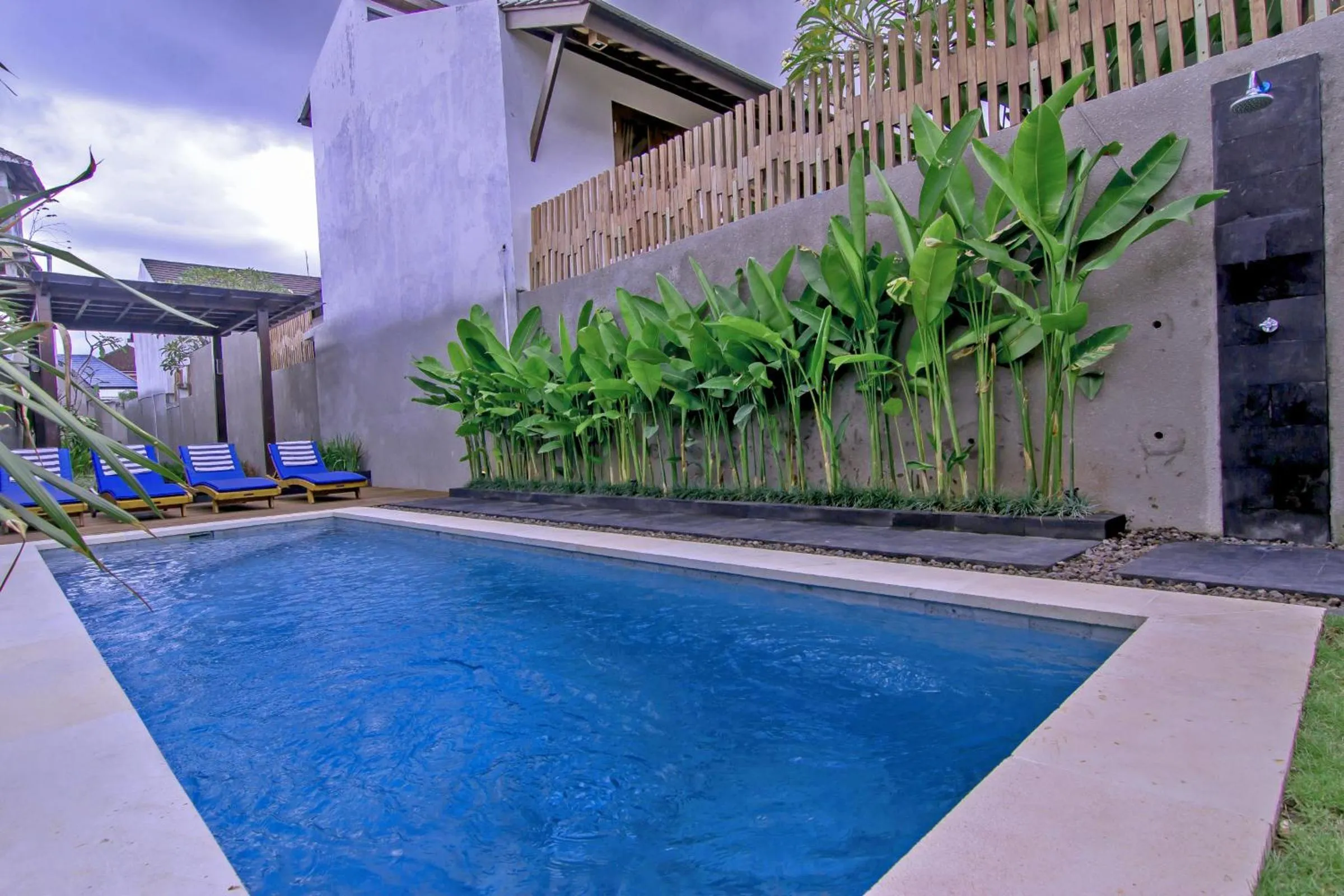 Swimming pool in Delu Villas & Suite