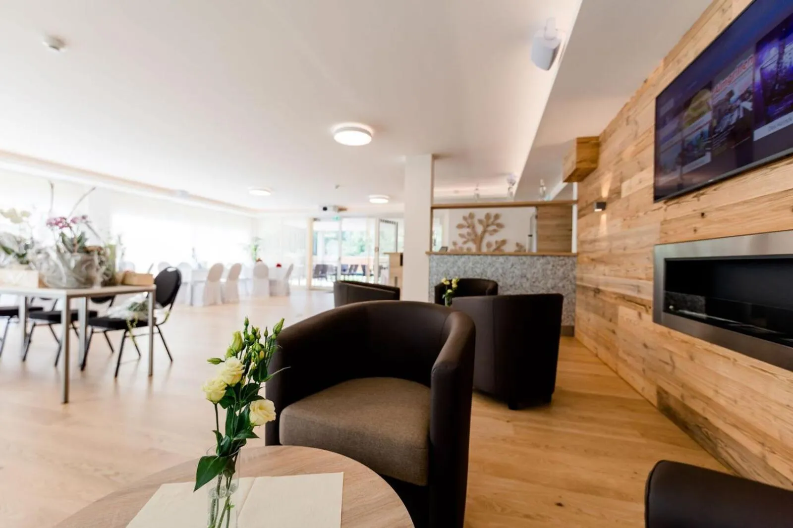 Communal lounge/ TV room in R&R Residenzen HOTEL