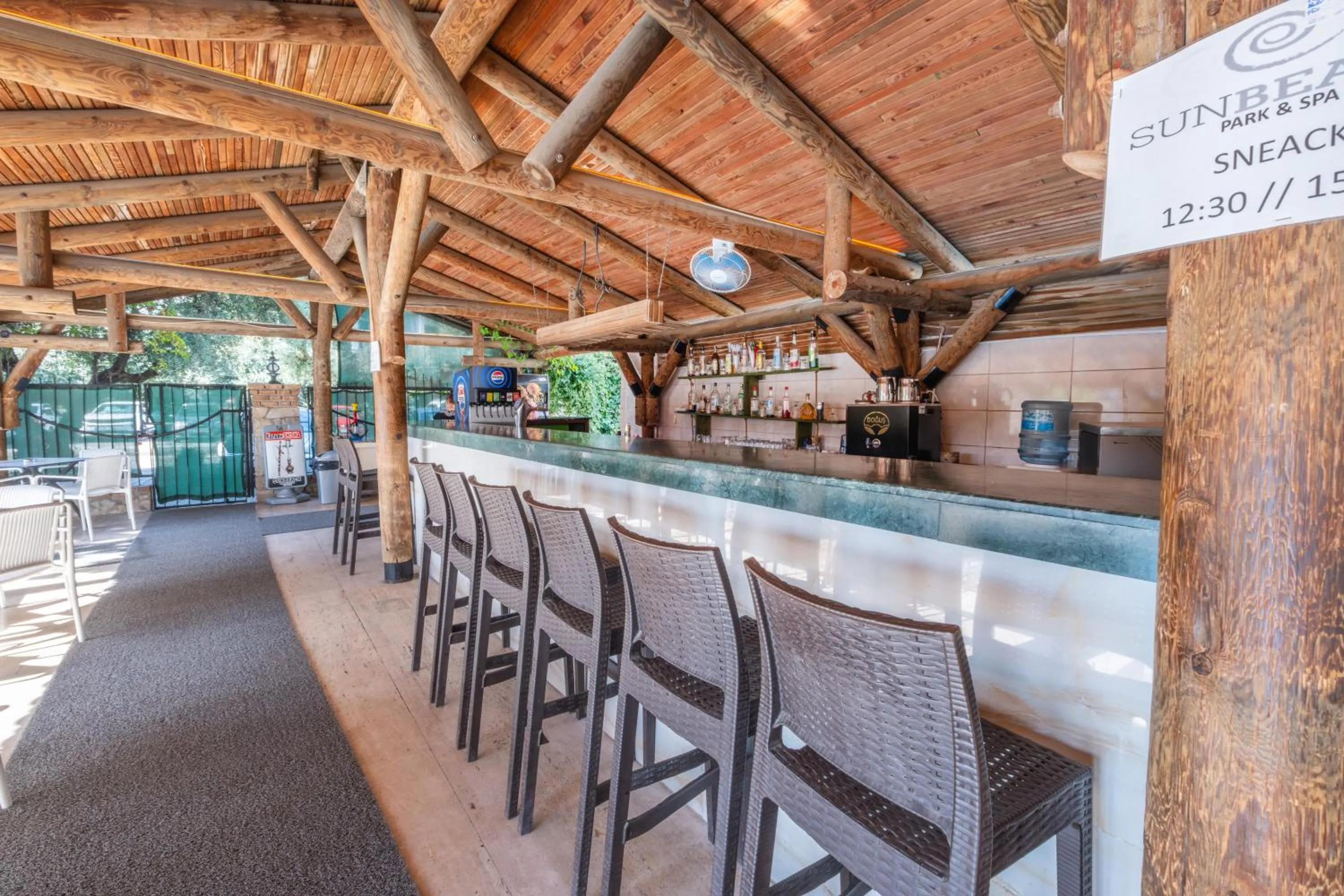 Restaurant/places to eat in Sun Beach Park Hotel