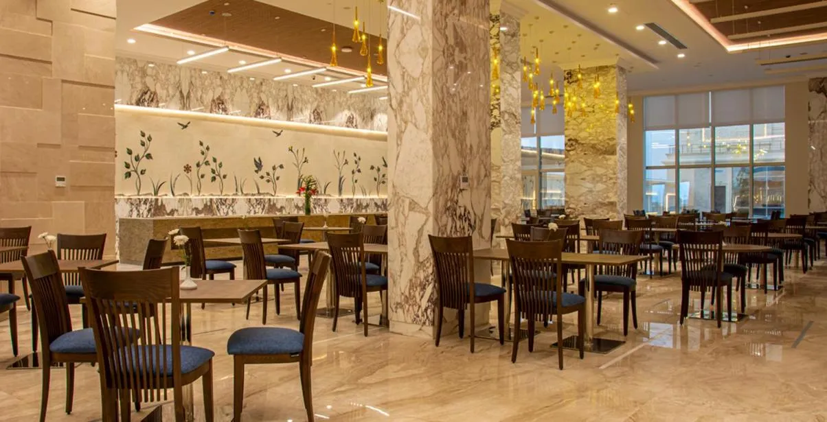 Restaurant/places to eat in Helnan Mamoura Hotel & Events Center