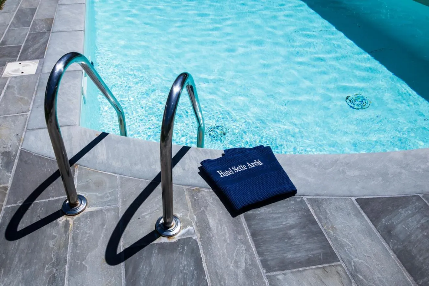 Swimming pool in Hotel Sette Archi