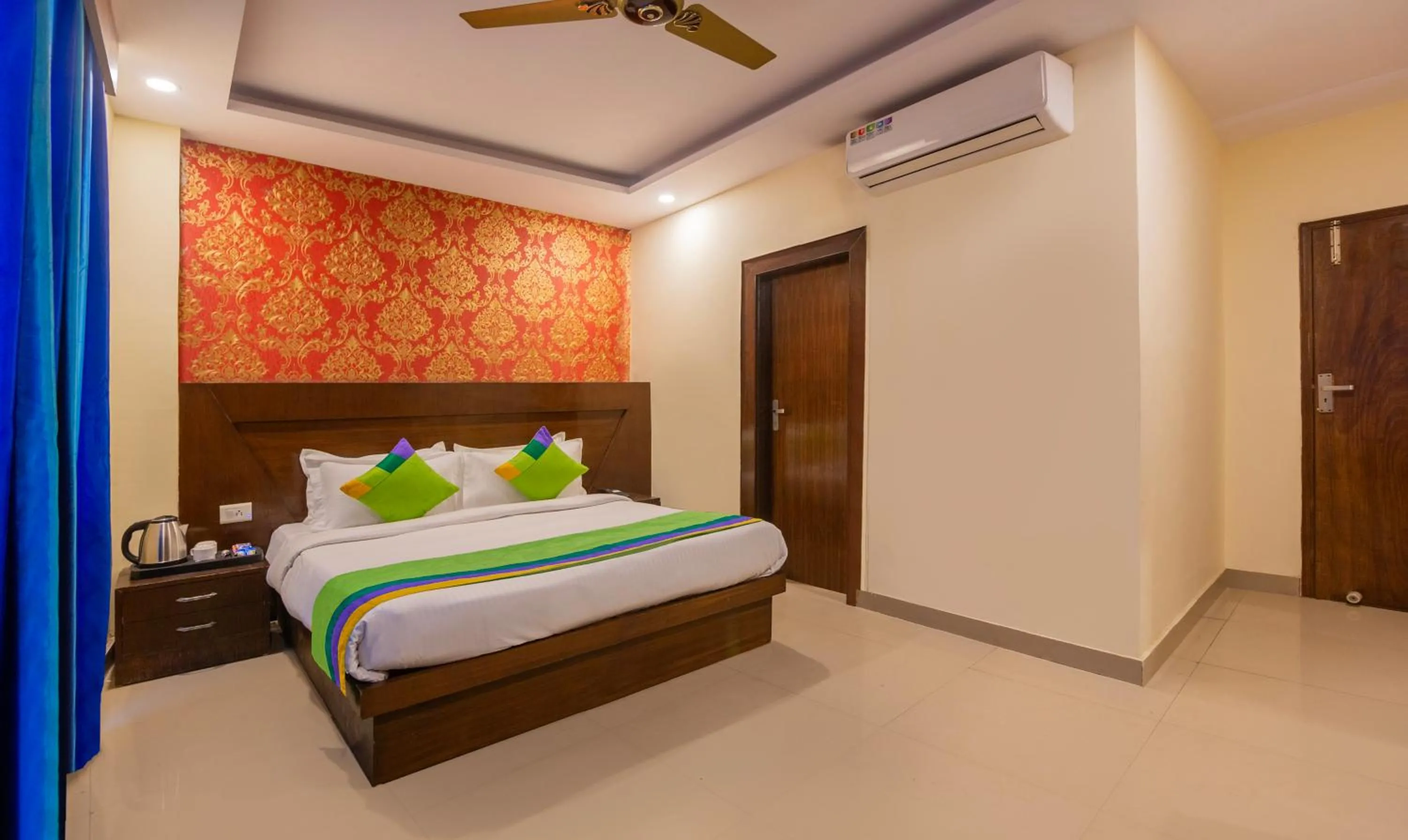 Bedroom, Bed in Treebo Green View, Noida