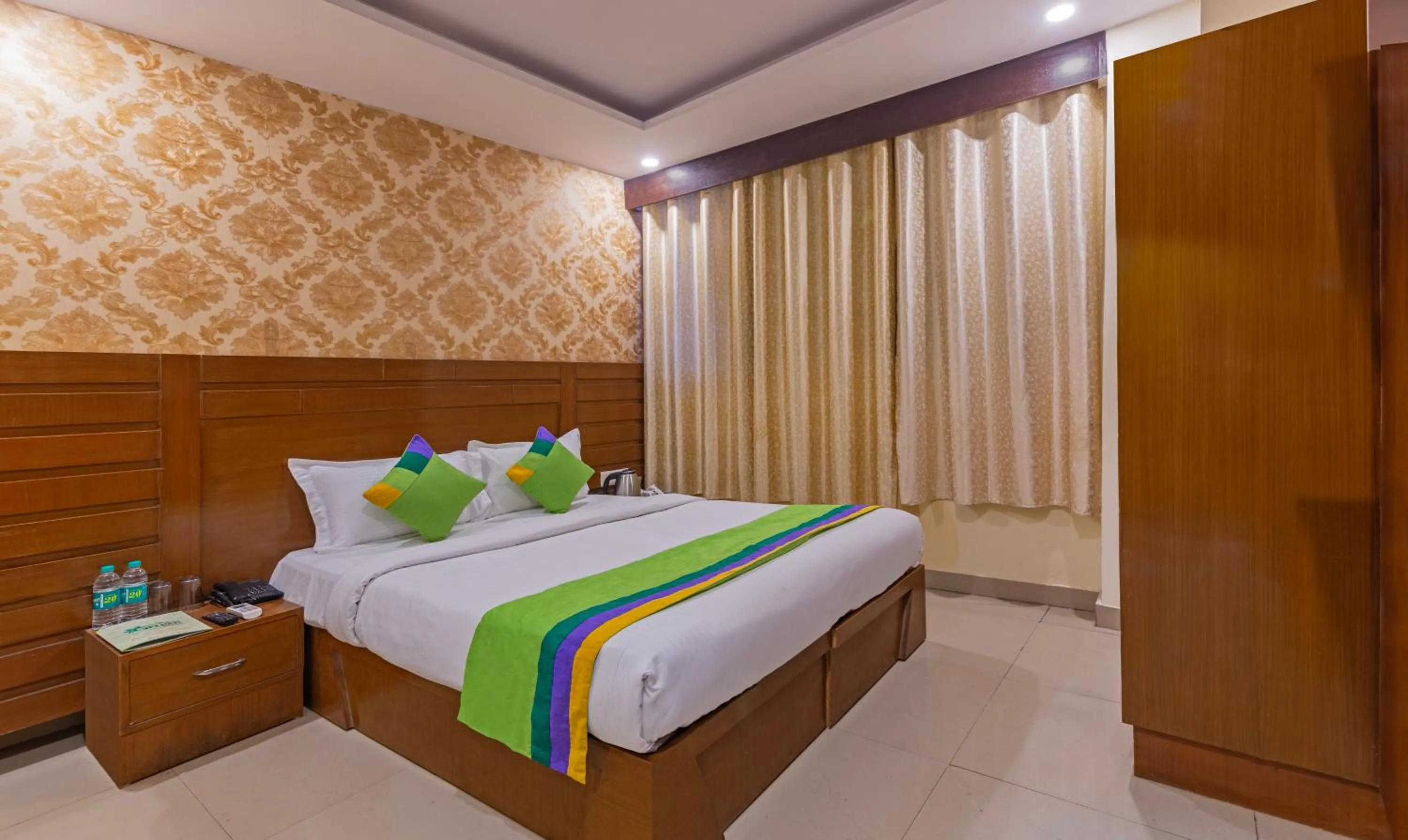 Bedroom, Bed in Treebo Green View, Noida
