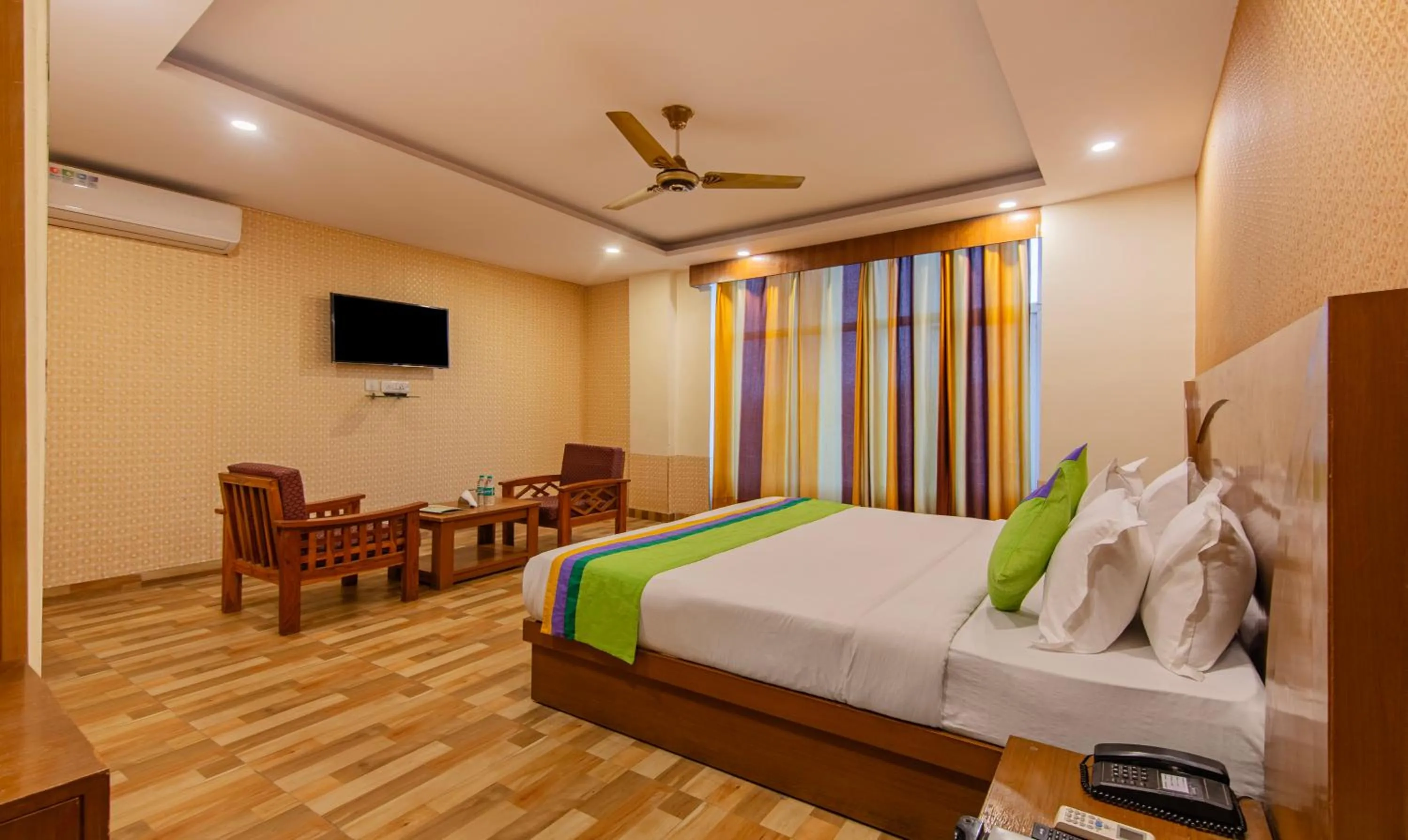Bedroom, Bed in Treebo Green View, Noida