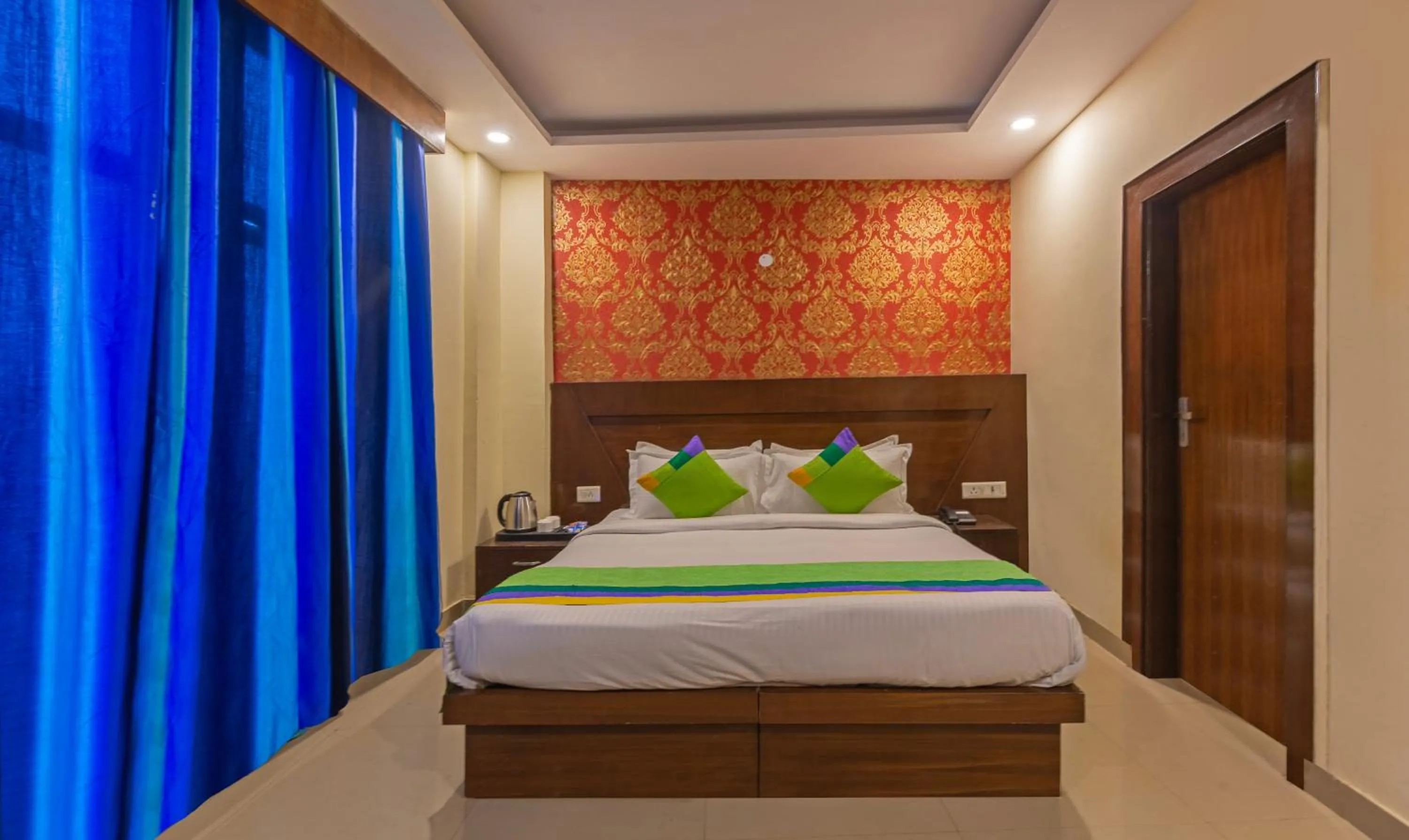 Bedroom, Bed in Treebo Green View, Noida