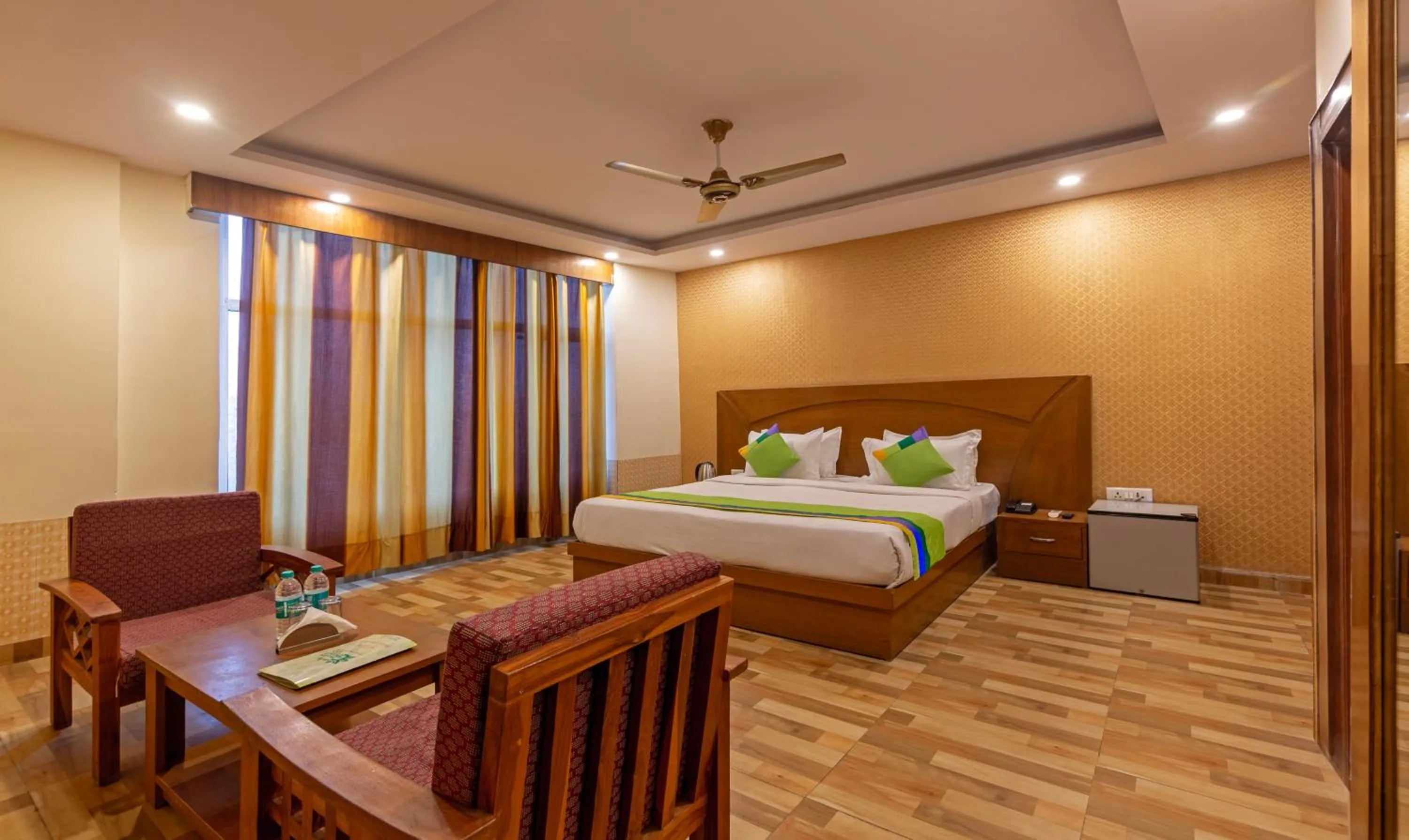 Bedroom, Bed in Treebo Green View, Noida