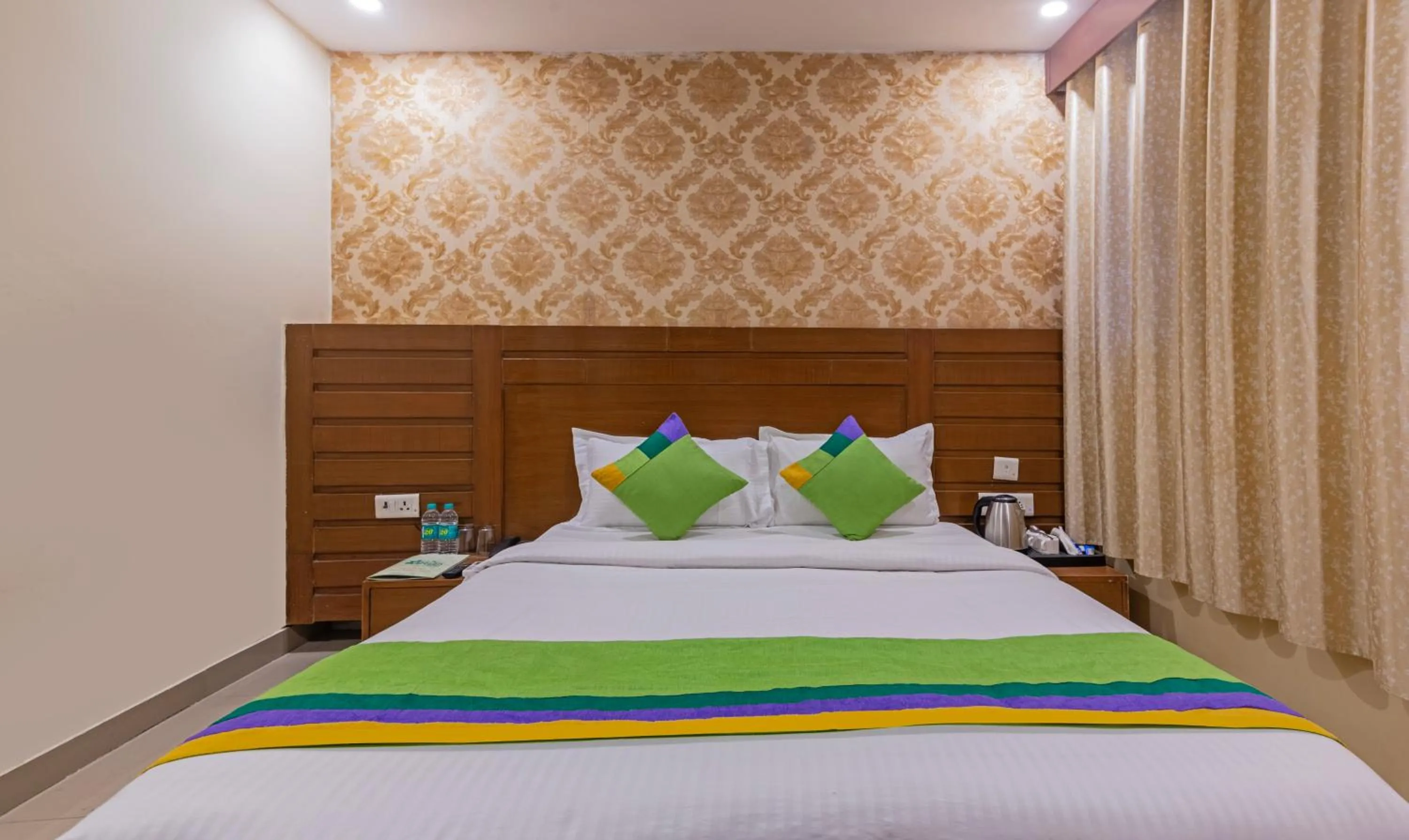 Bedroom, Bed in Treebo Green View, Noida