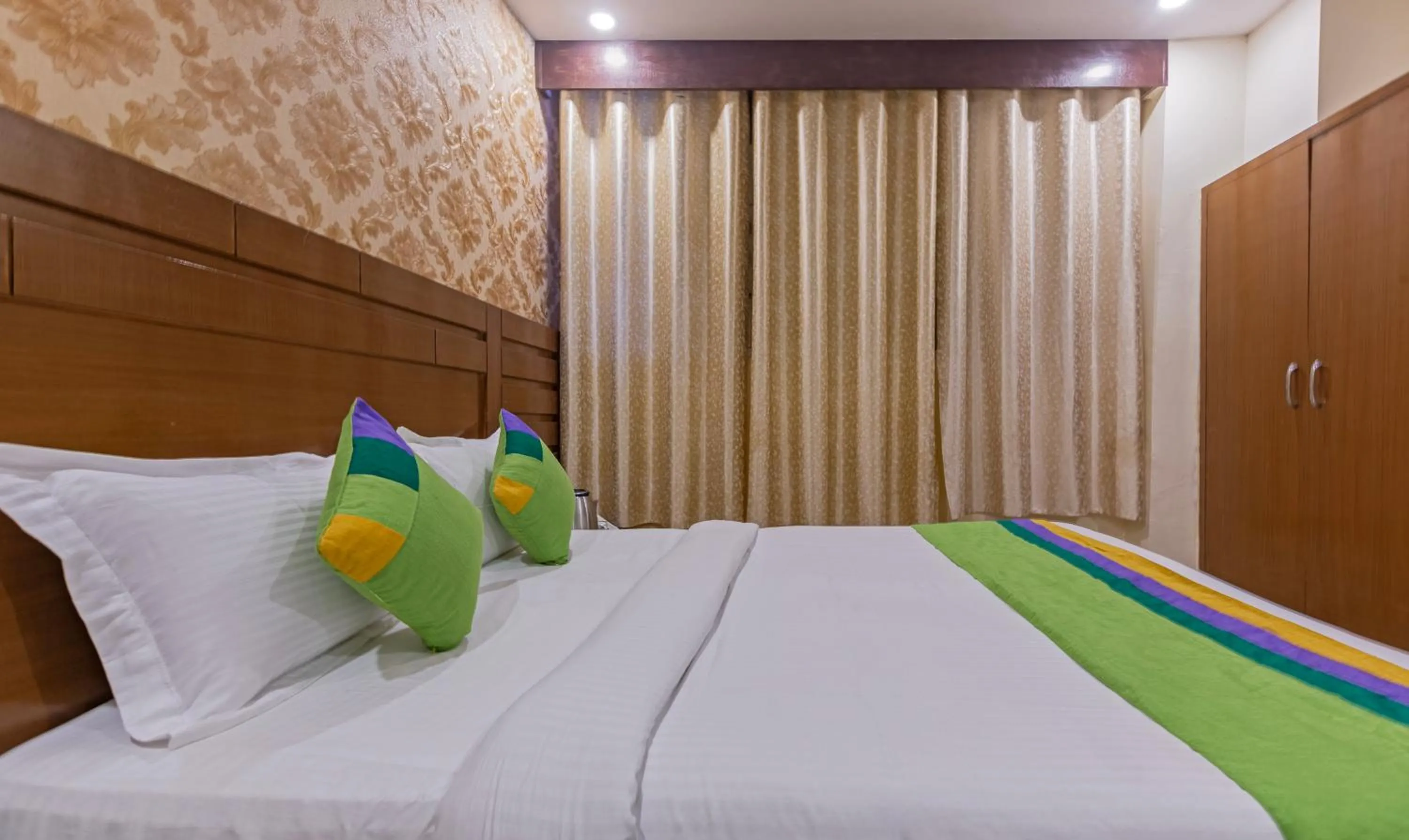 Bedroom, Bed in Treebo Green View, Noida