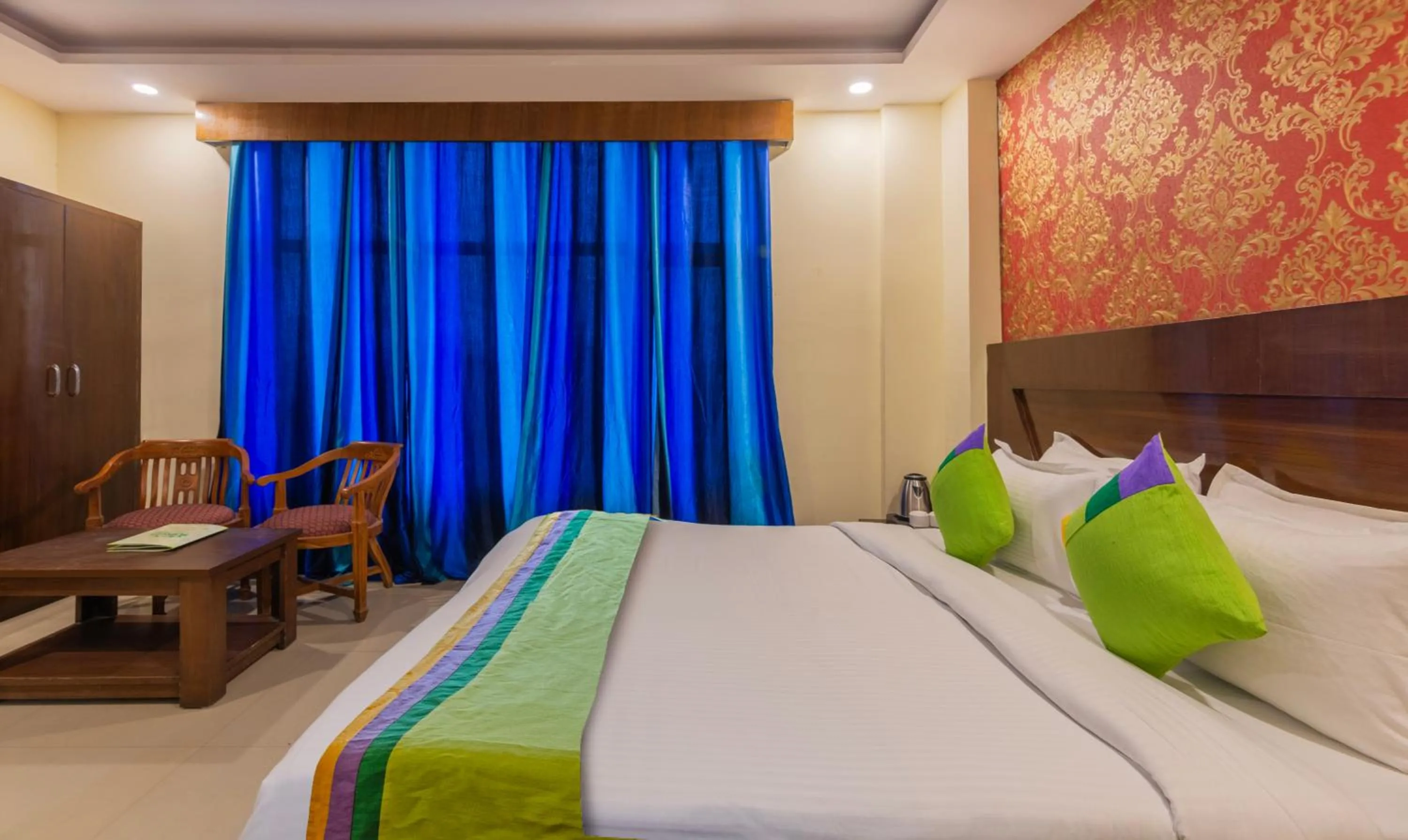 Bedroom, Bed in Treebo Green View, Noida