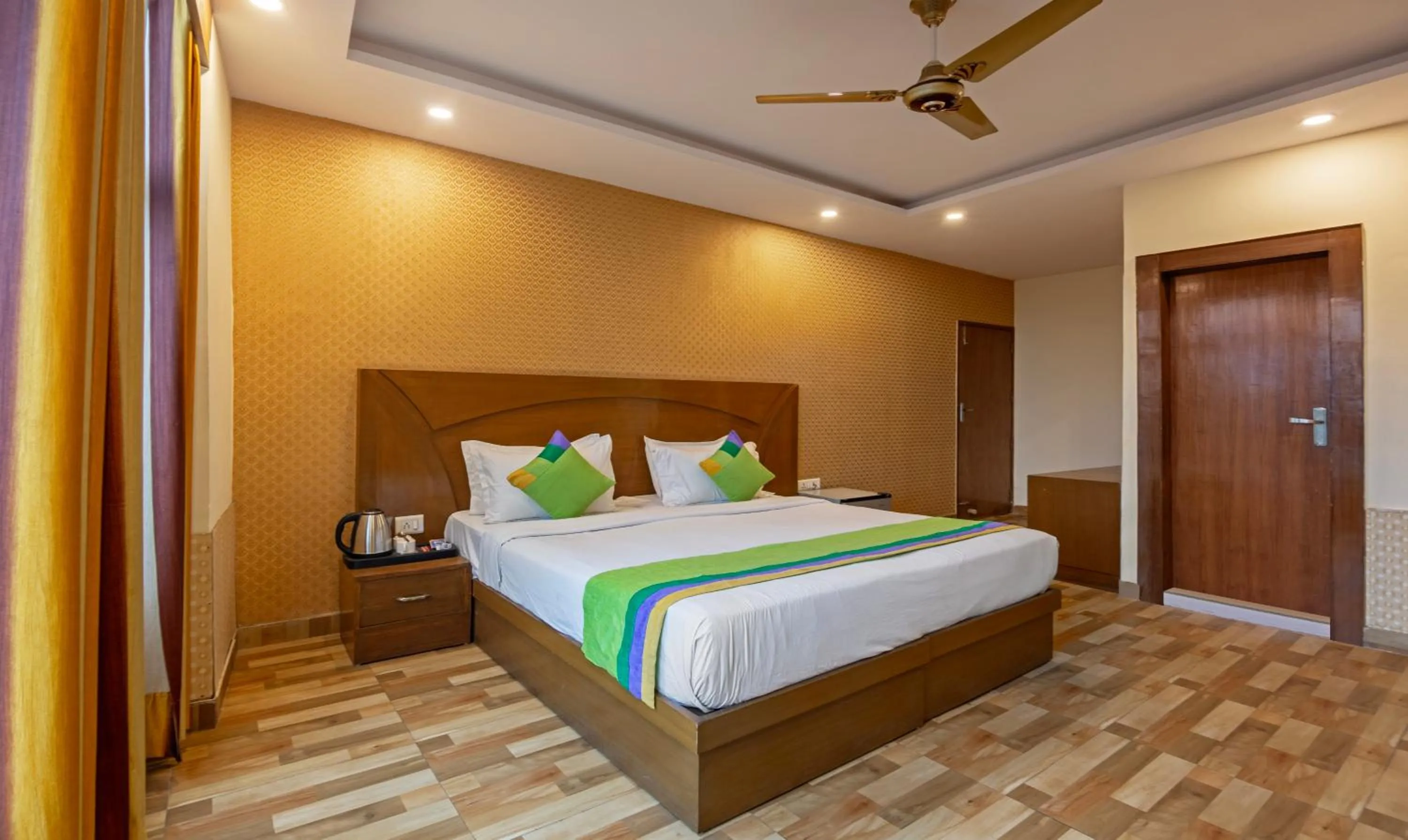 Bedroom, Bed in Treebo Green View, Noida