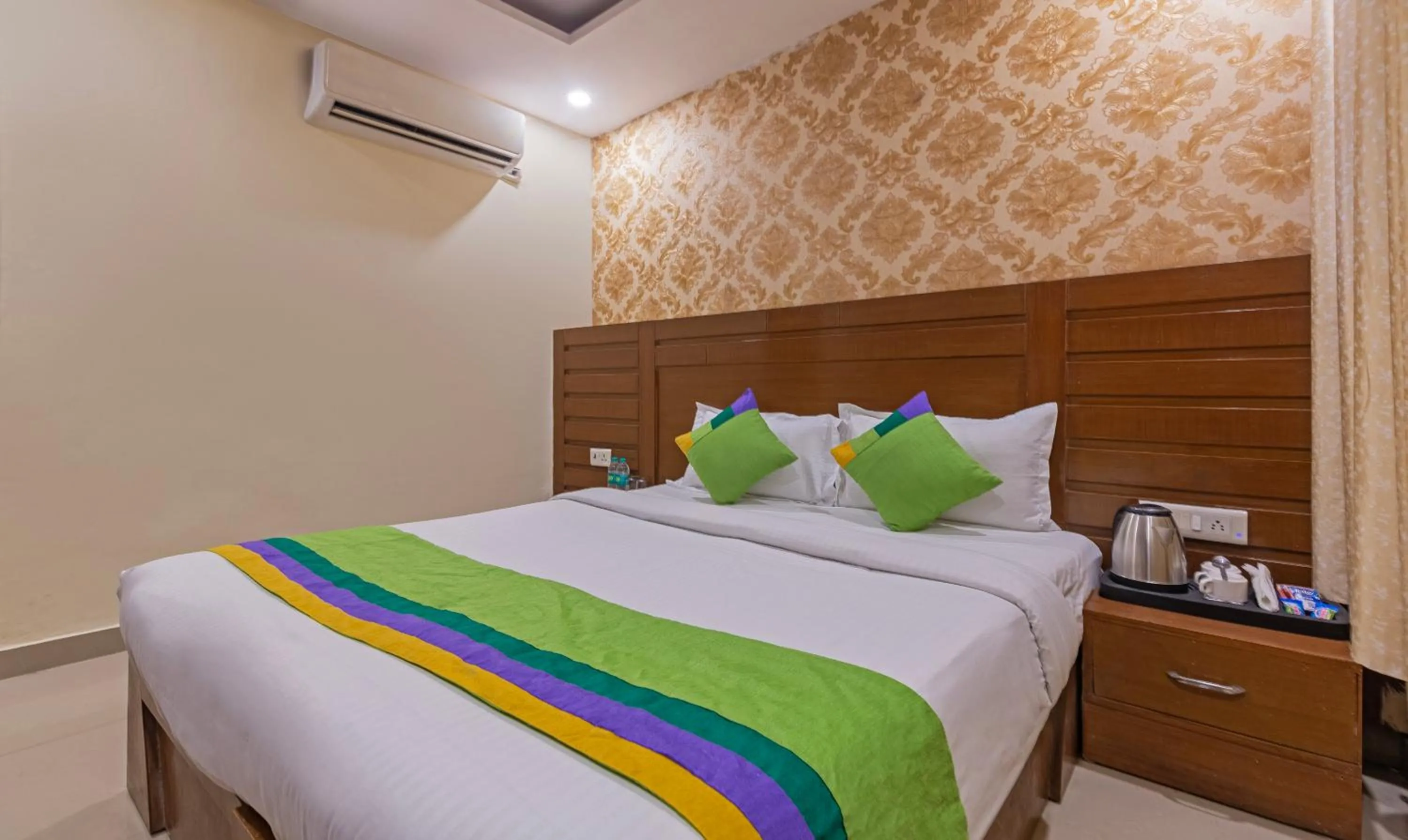 Bedroom, Bed in Treebo Green View, Noida