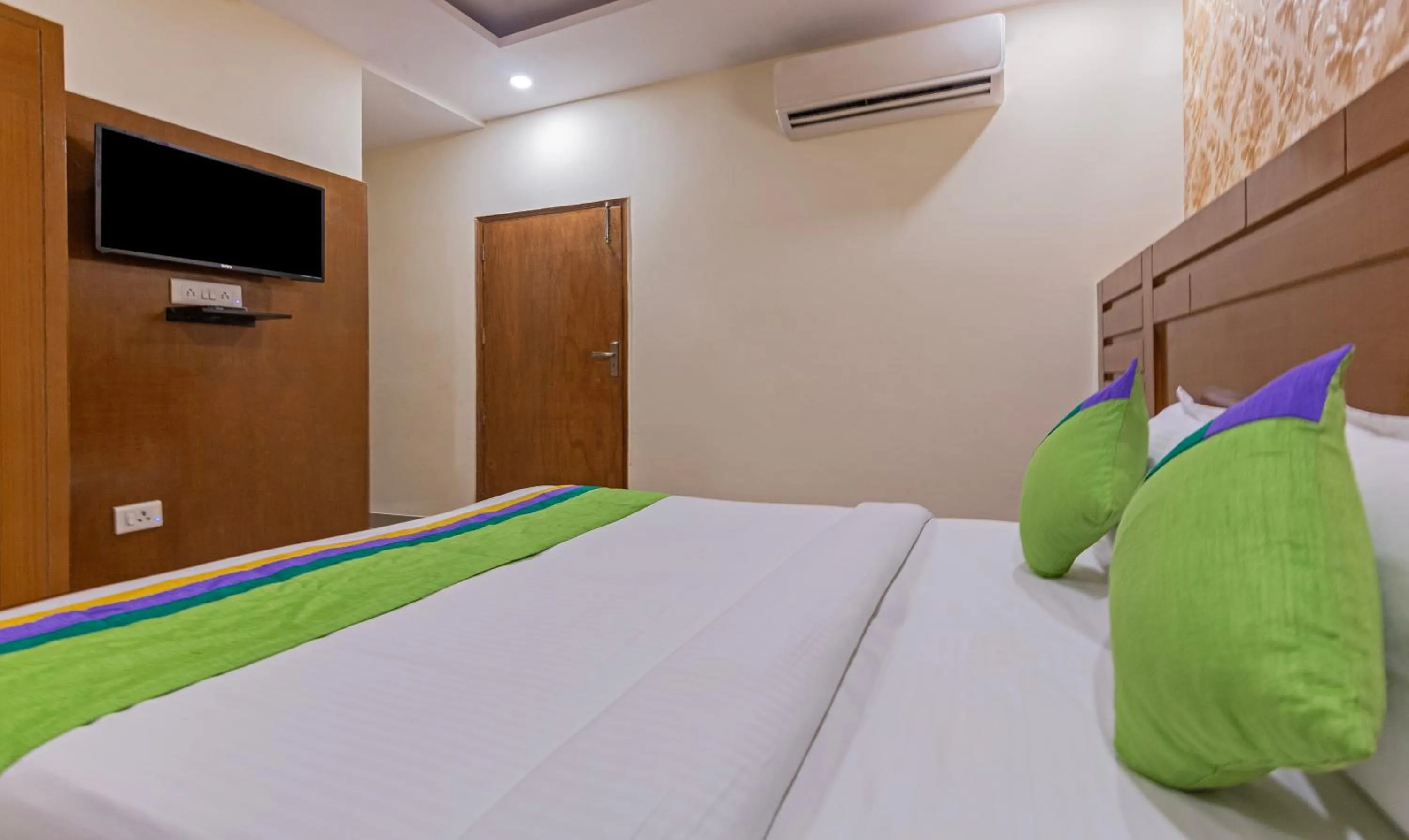 Bedroom, Bed in Treebo Green View, Noida