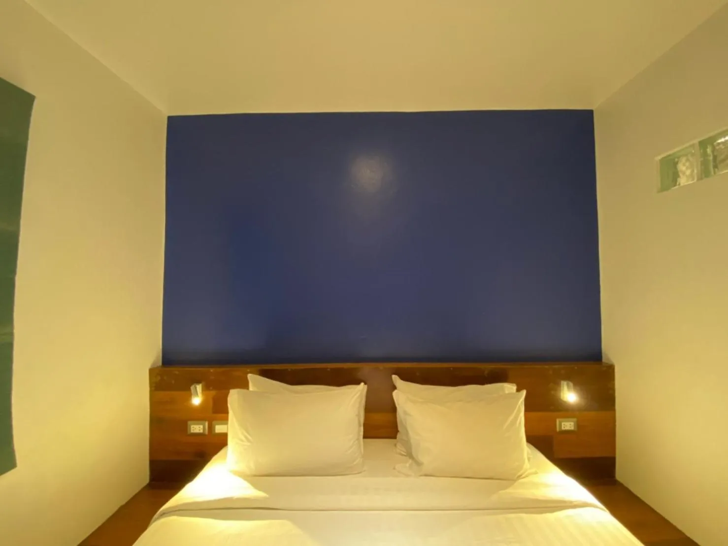 Photo of the whole room, Bed in TATATA Koh Tao