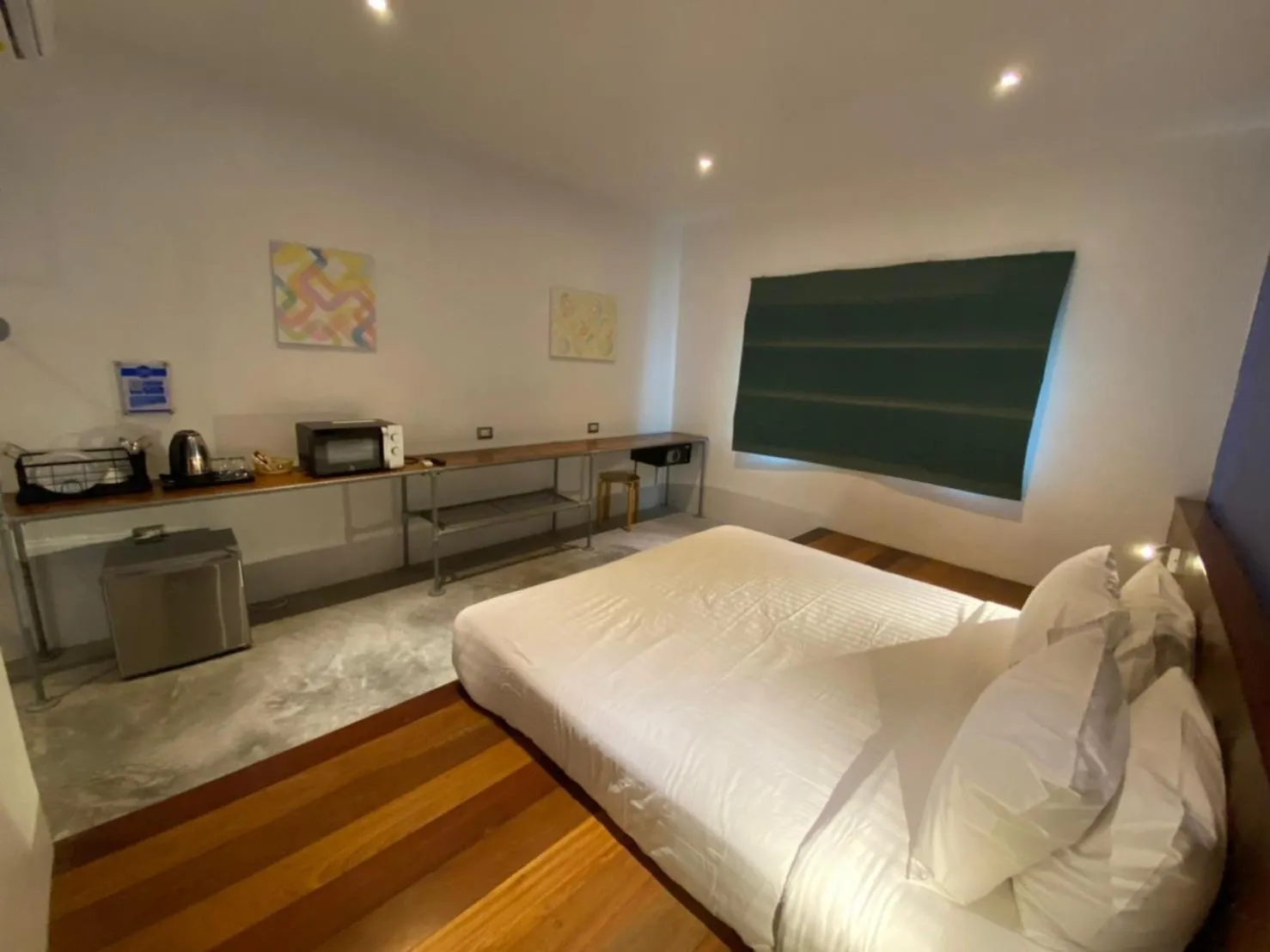 Photo of the whole room, Bed in TATATA Koh Tao