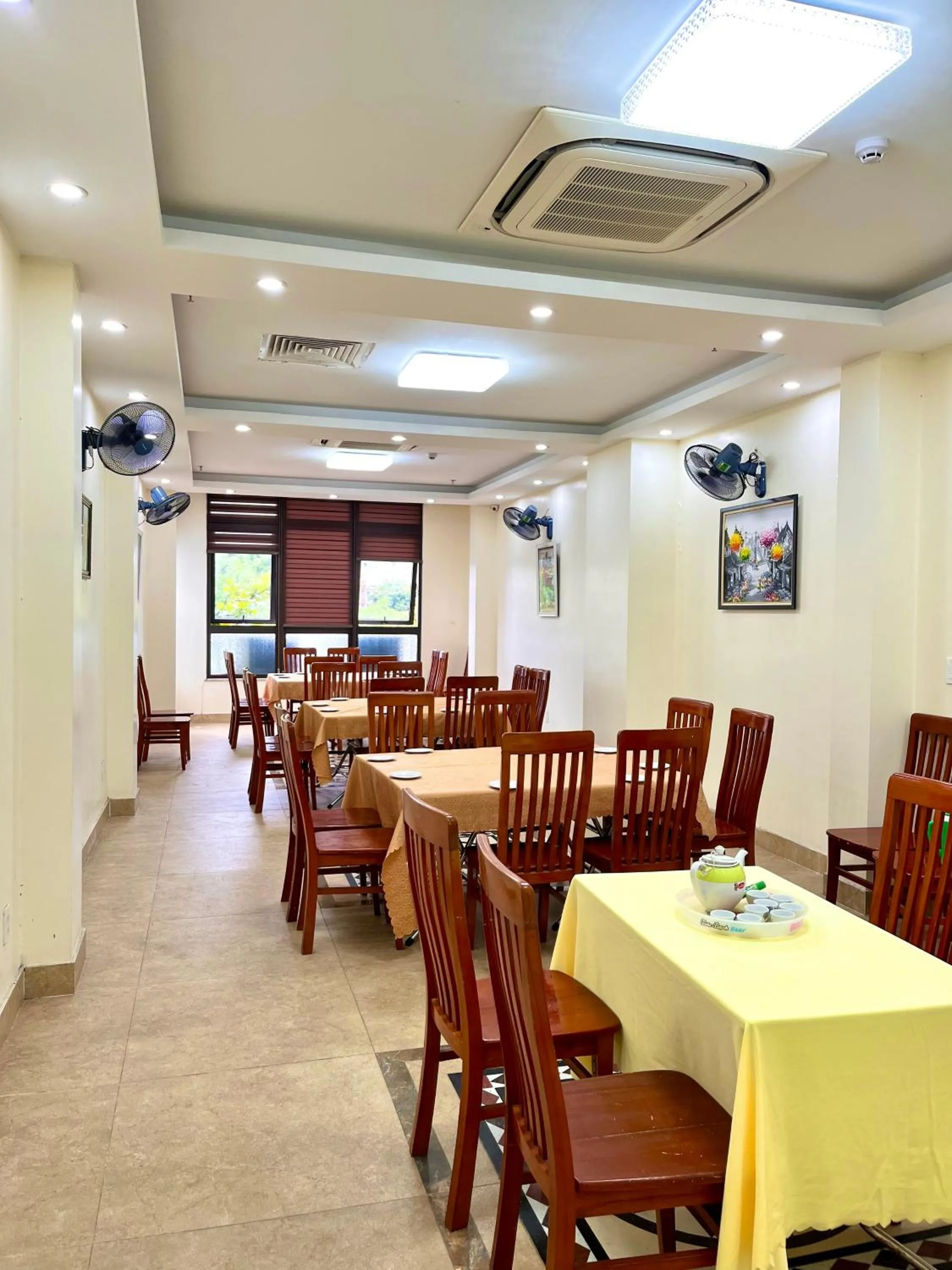Restaurant/places to eat in CAT BA ROSALIA HOTEL