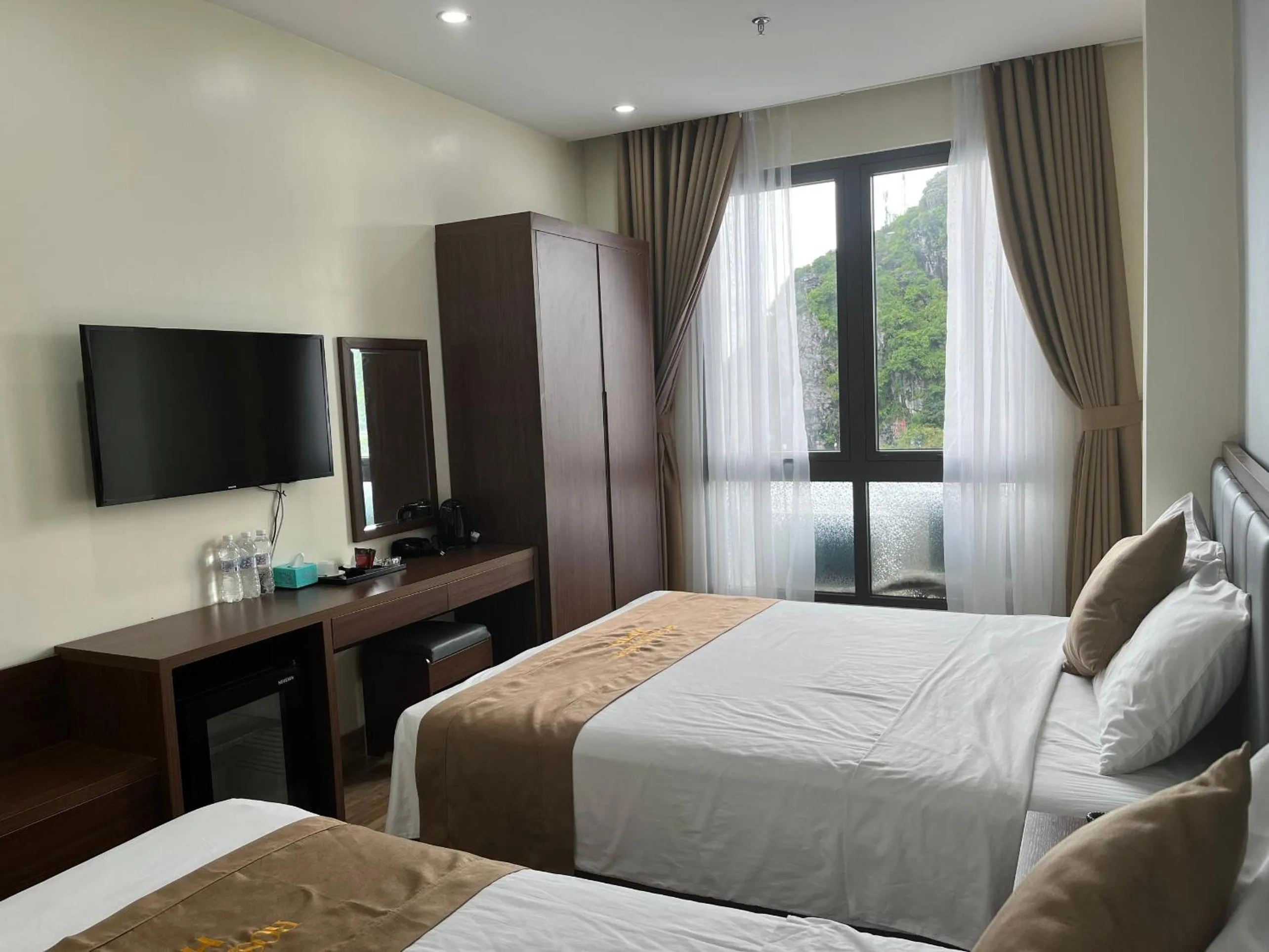 Communal lounge/ TV room, Bed in CAT BA ROSALIA HOTEL