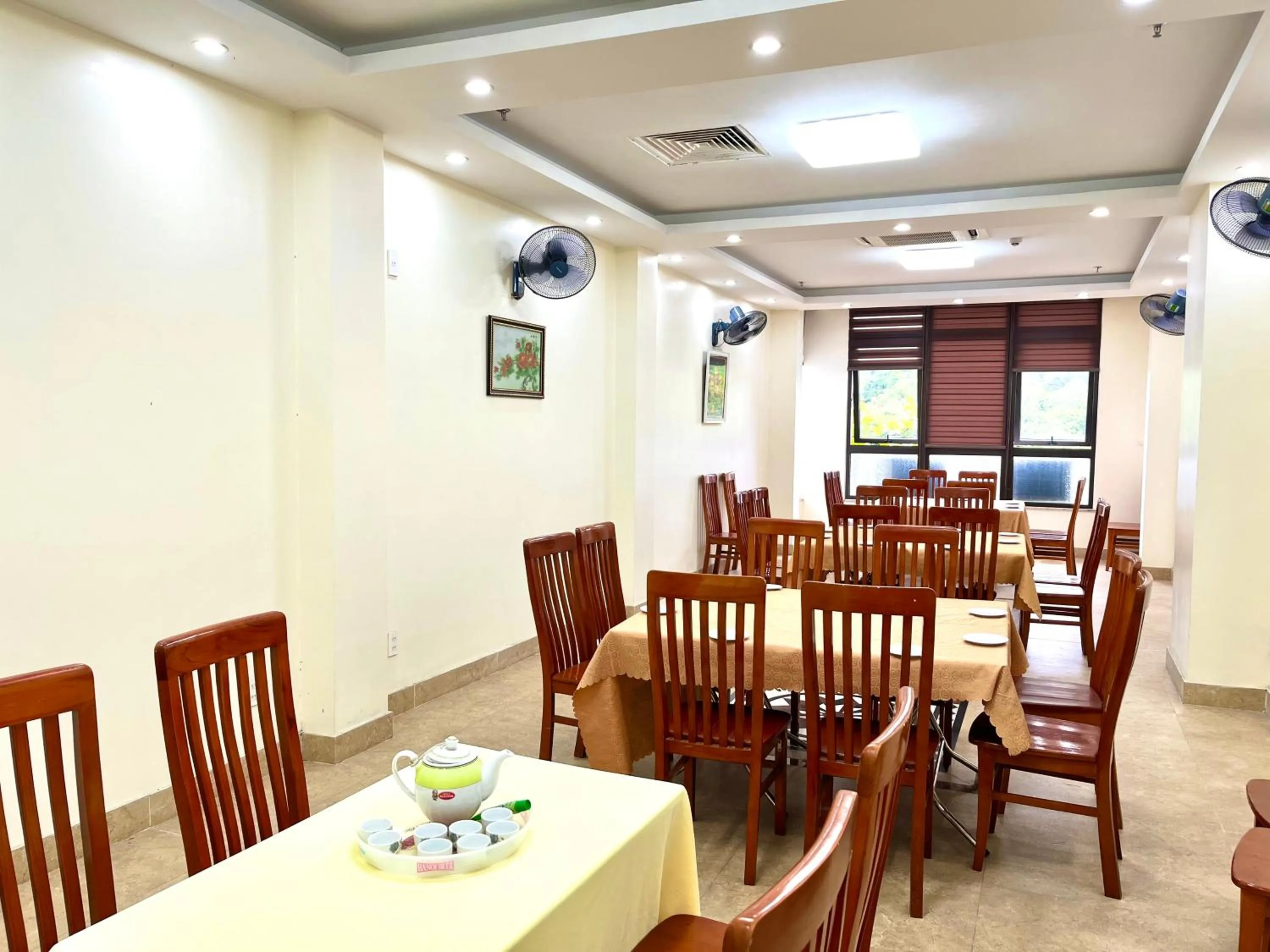 Restaurant/places to eat in CAT BA ROSALIA HOTEL