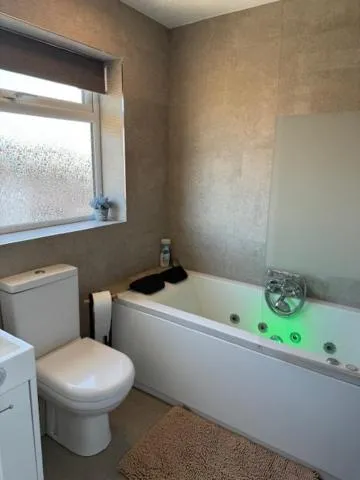 City Stay with Jacuzzi Gym Free Parking 2 Spaces