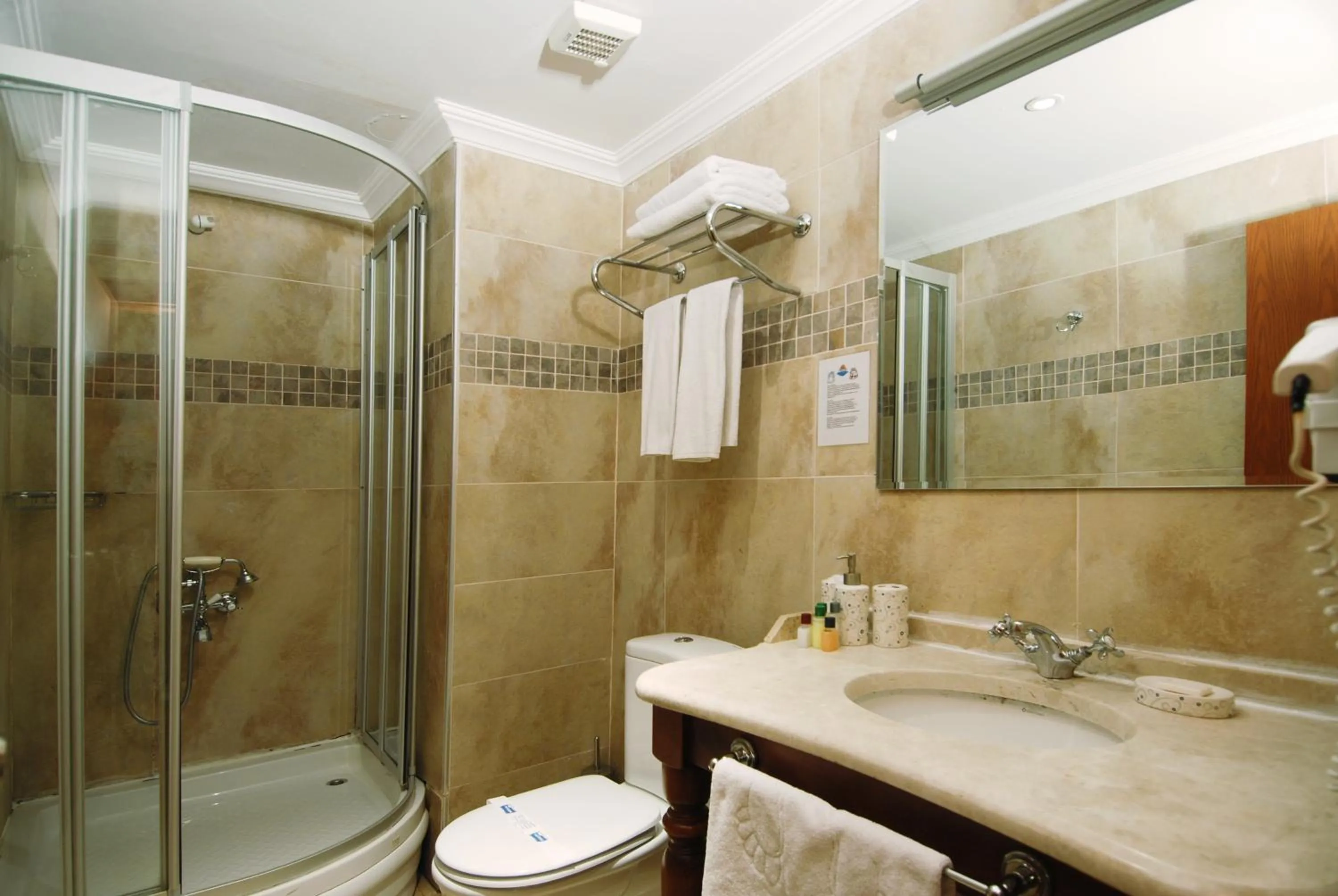 Bathroom in Argos Hotel