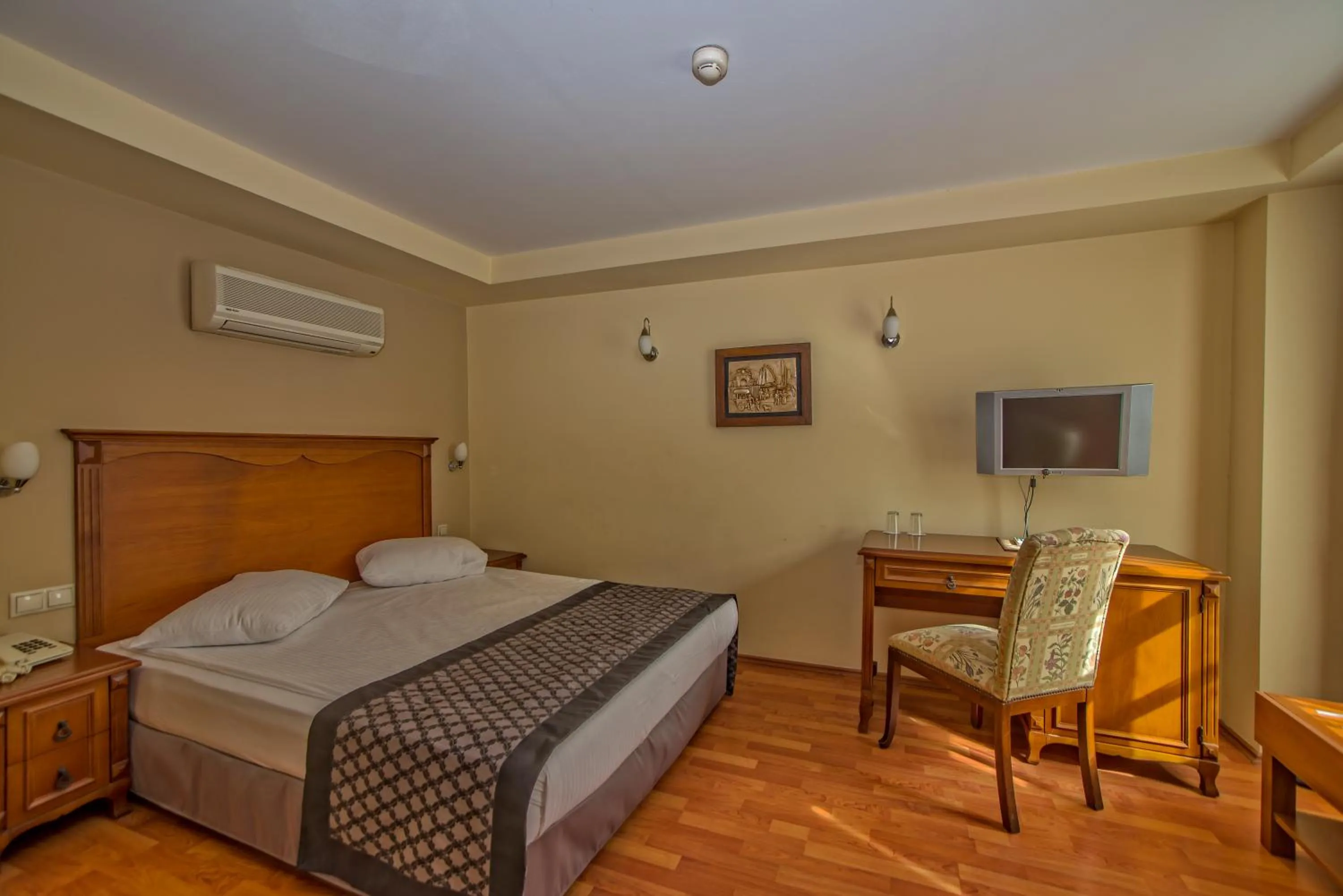 Photo of the whole room, Bed in Argos Hotel