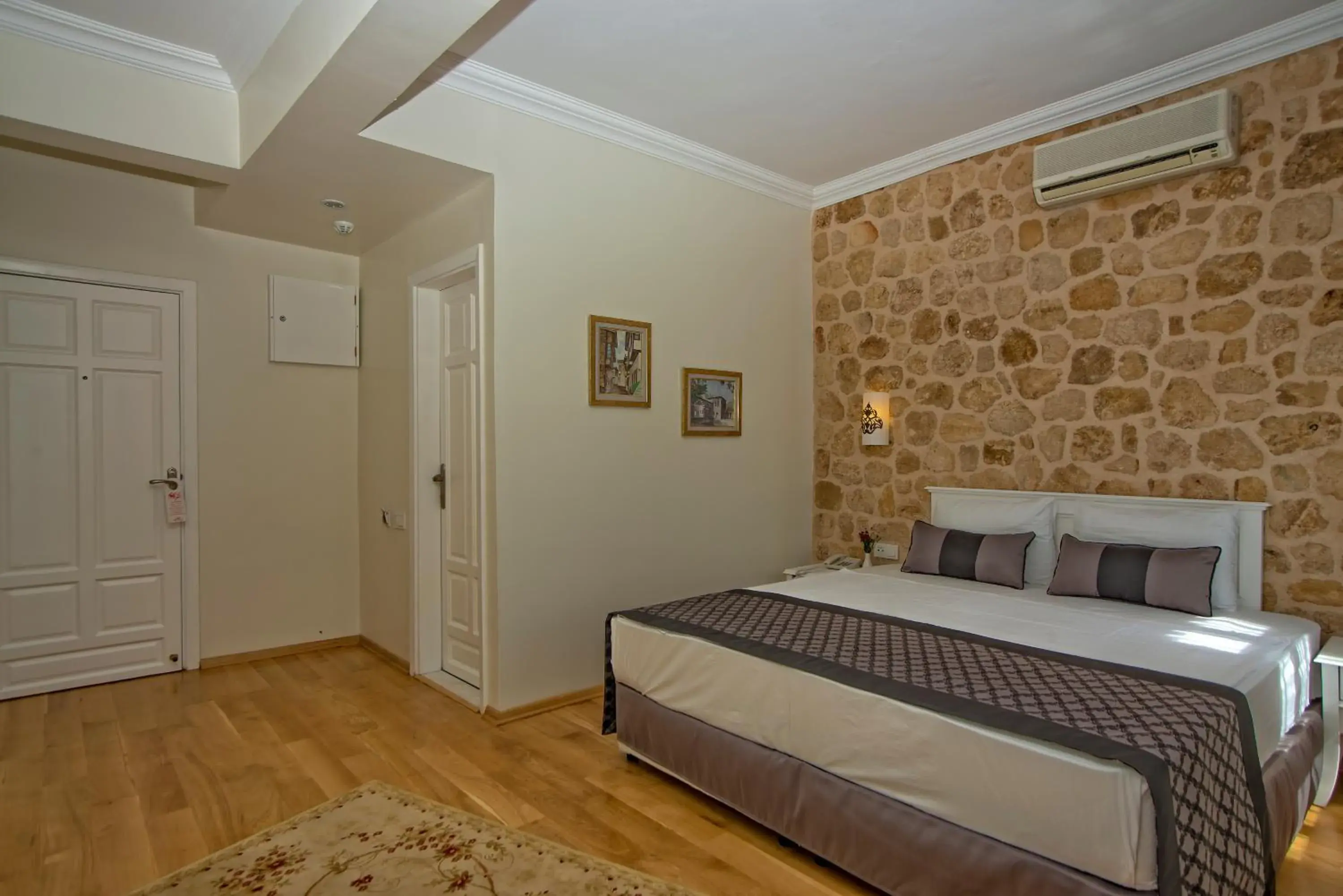 Photo of the whole room, Bed in Argos Hotel Photo of the whole room, Bed in Argos Hotel