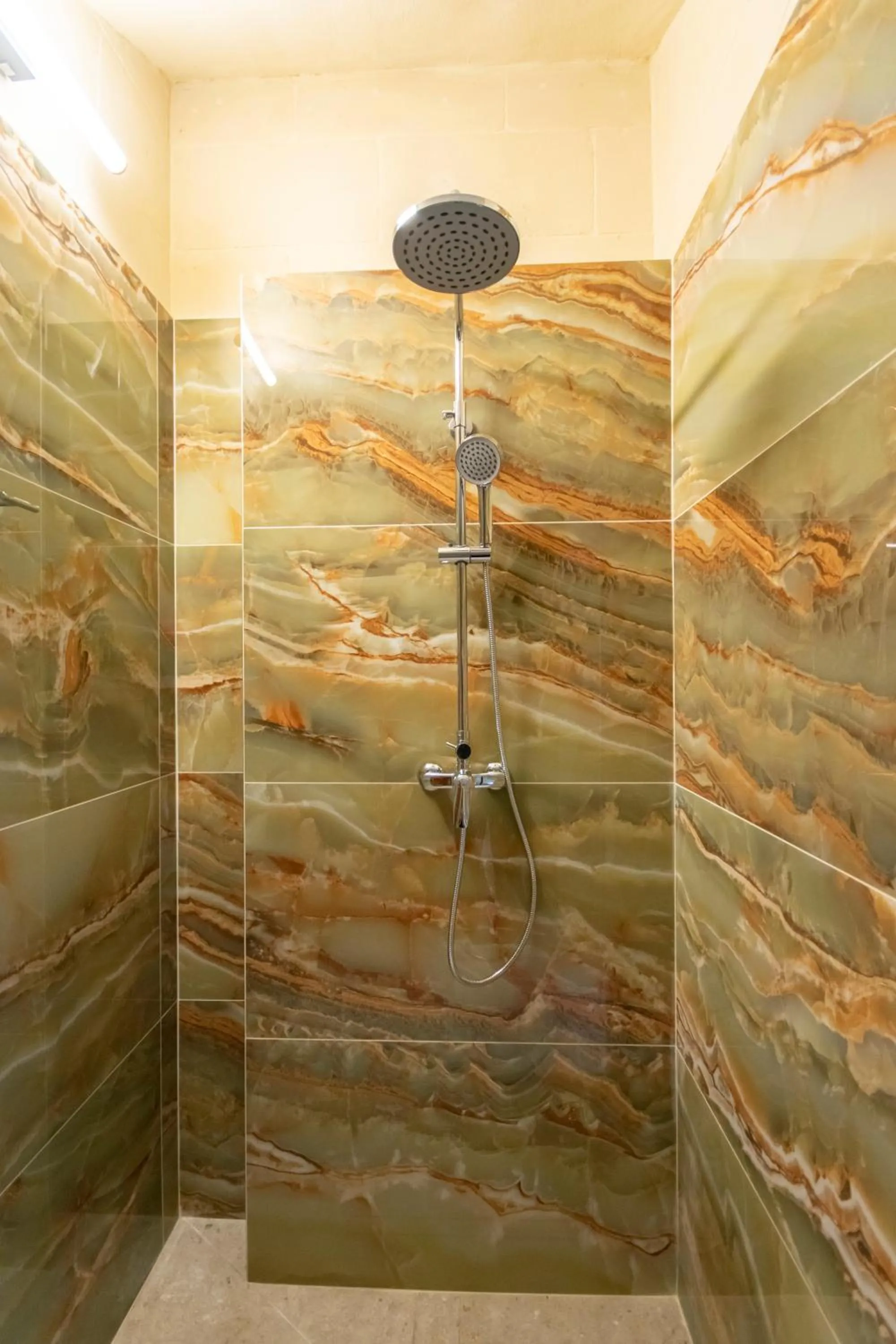 Shower in Razzett Ziffa