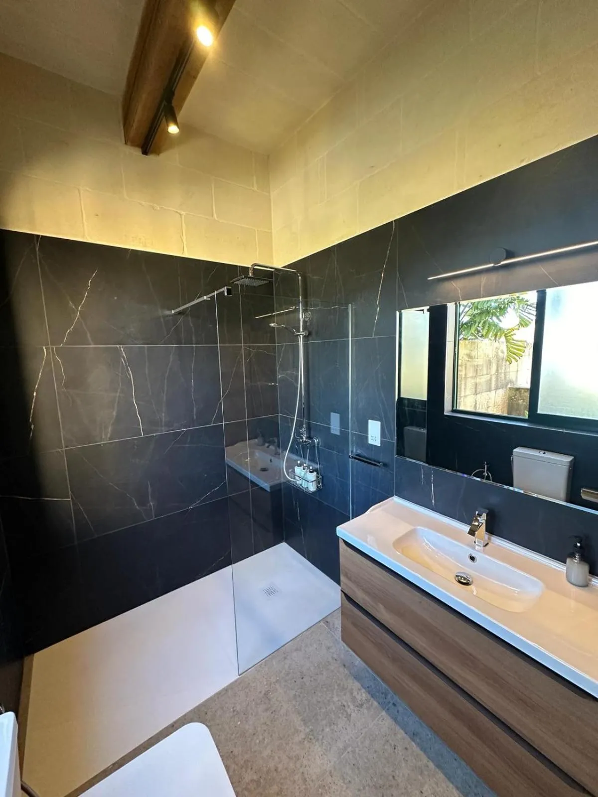 Shower in Razzett Ziffa