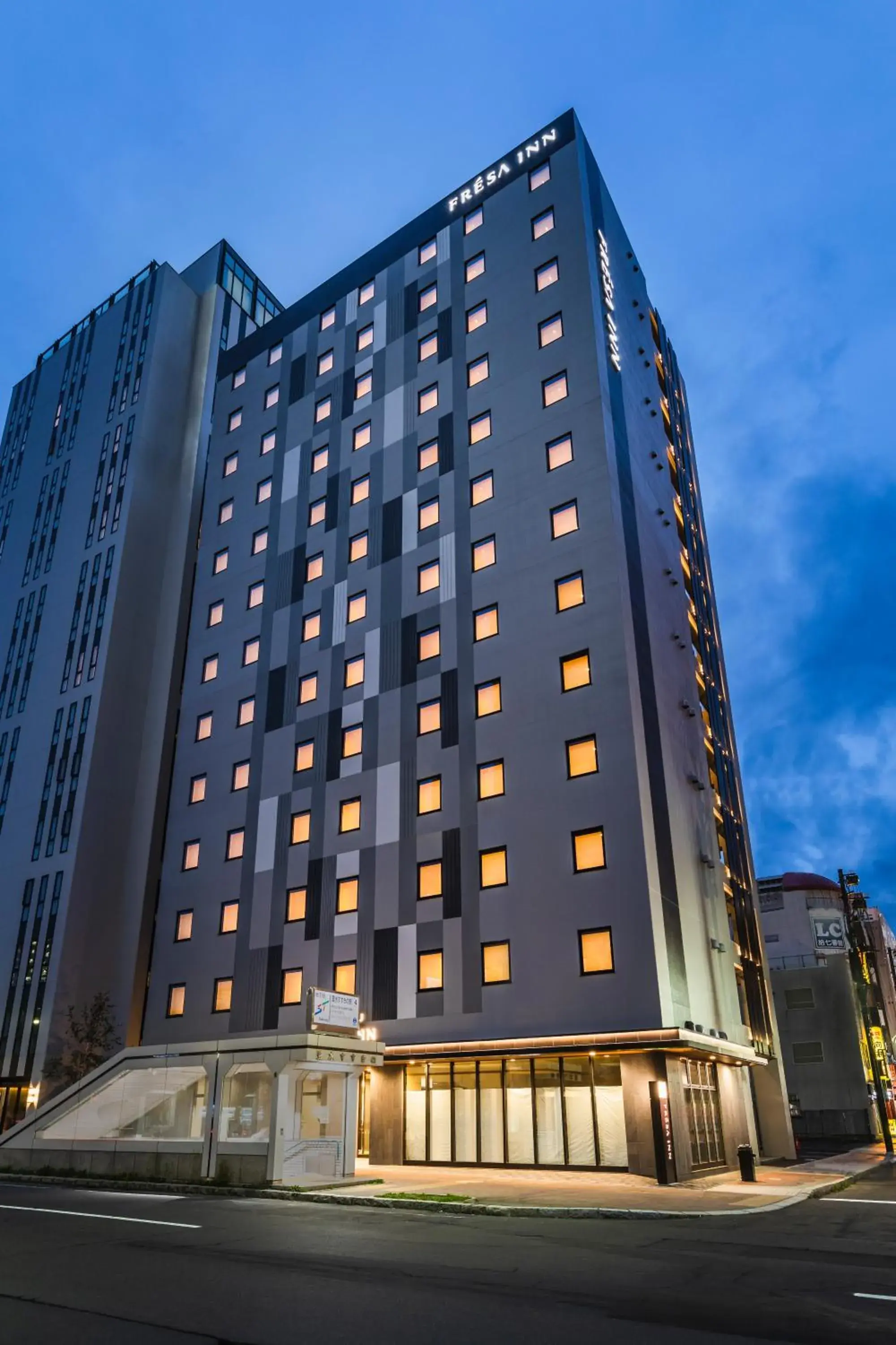 Property building in Sotetsu Fresa Inn Sapporo-Susukino Property building in Sotetsu Fresa Inn Sapporo-Susukino