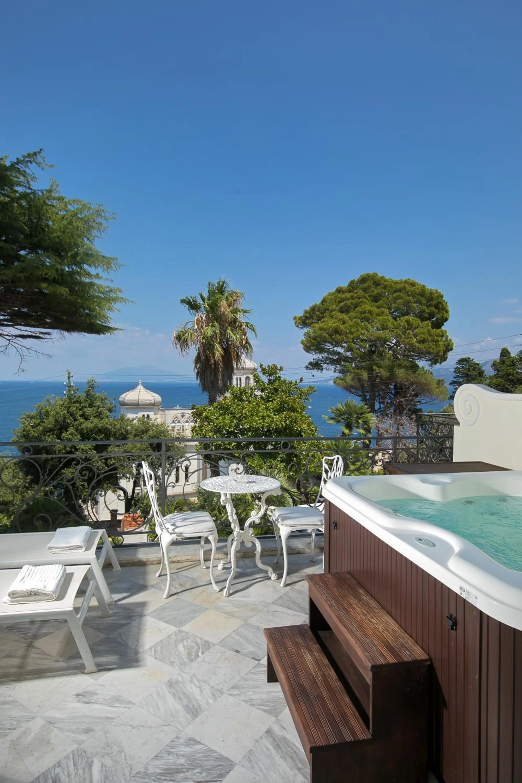 Hot Tub in Luxury Villa Excelsior Parco