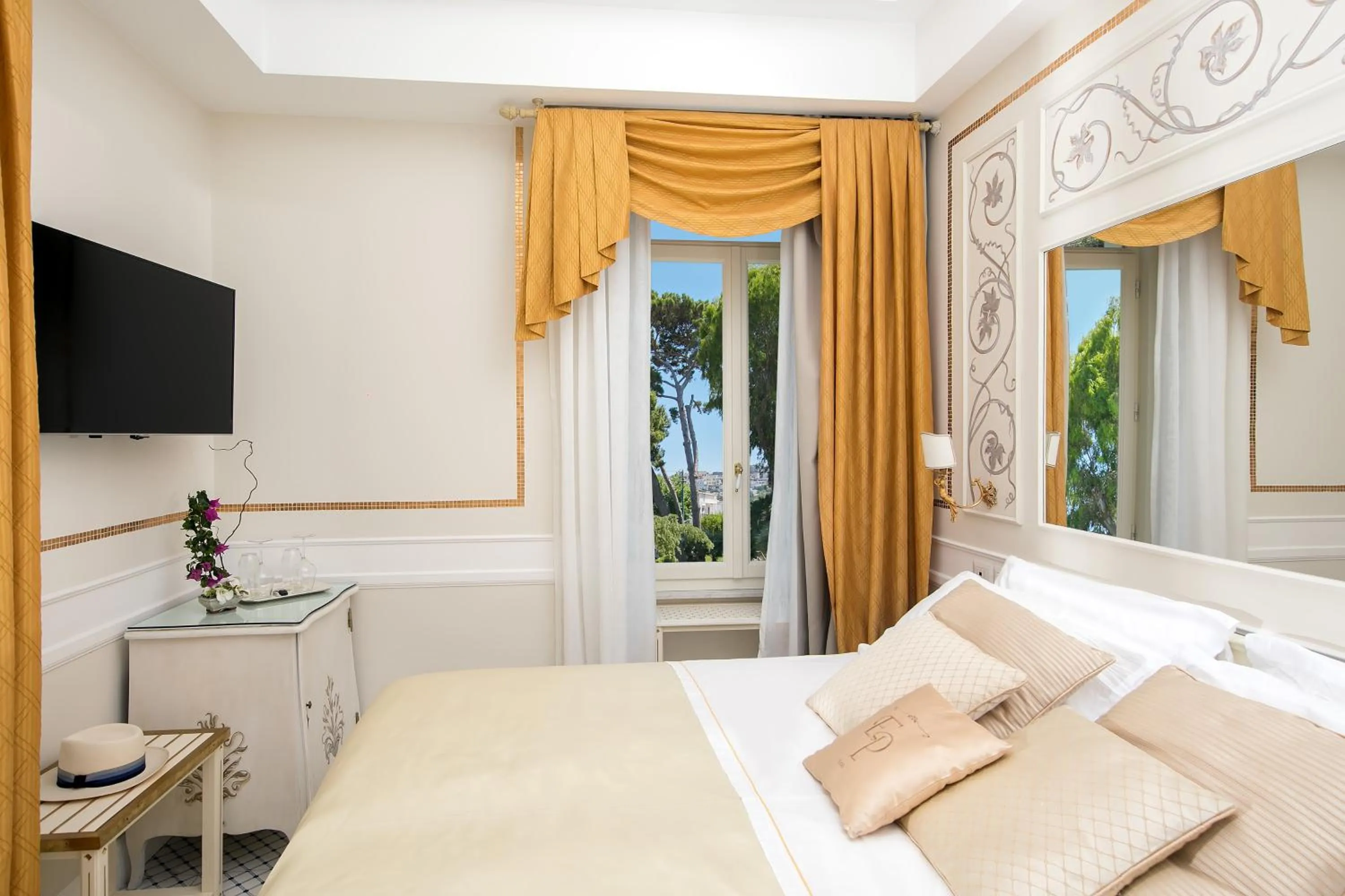 Decorative detail, Bed in Luxury Villa Excelsior Parco