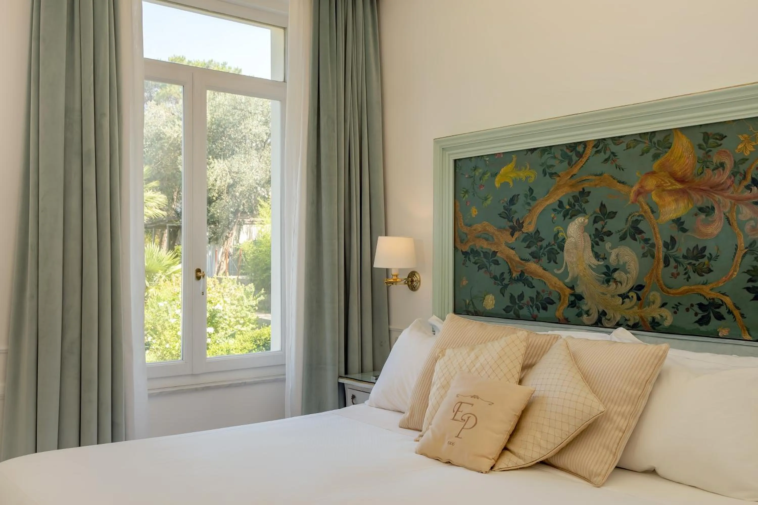 Bed in Luxury Villa Excelsior Parco