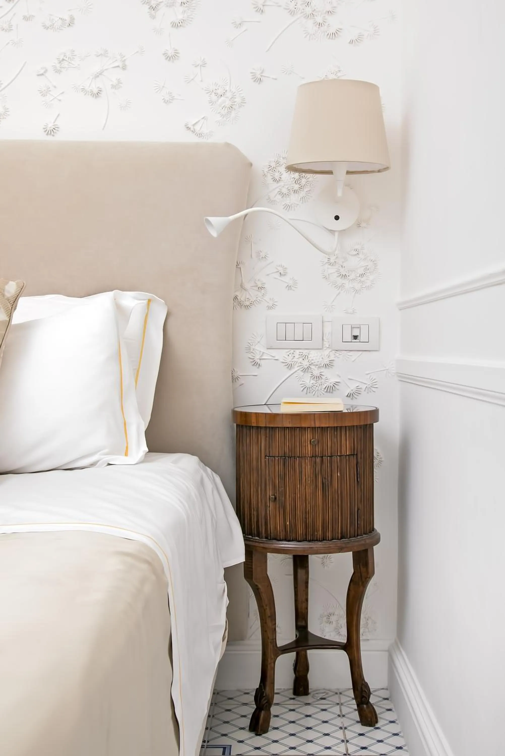 Decorative detail, Bed in Luxury Villa Excelsior Parco