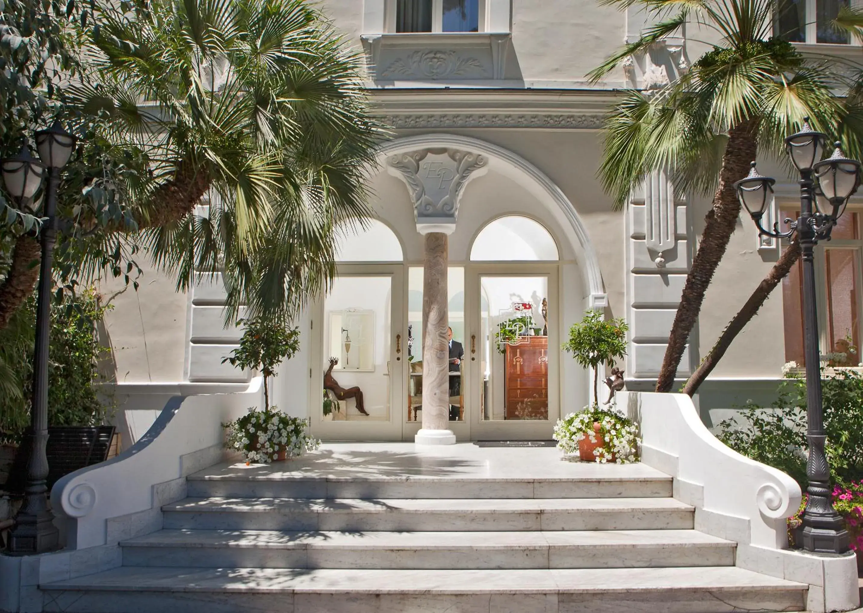 Facade/entrance in Luxury Villa Excelsior Parco Facade/entrance in Luxury Villa Excelsior Parco