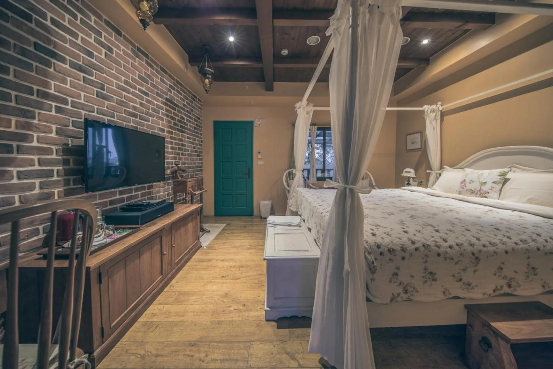 Photo of the whole room, Bed in Sunday Home