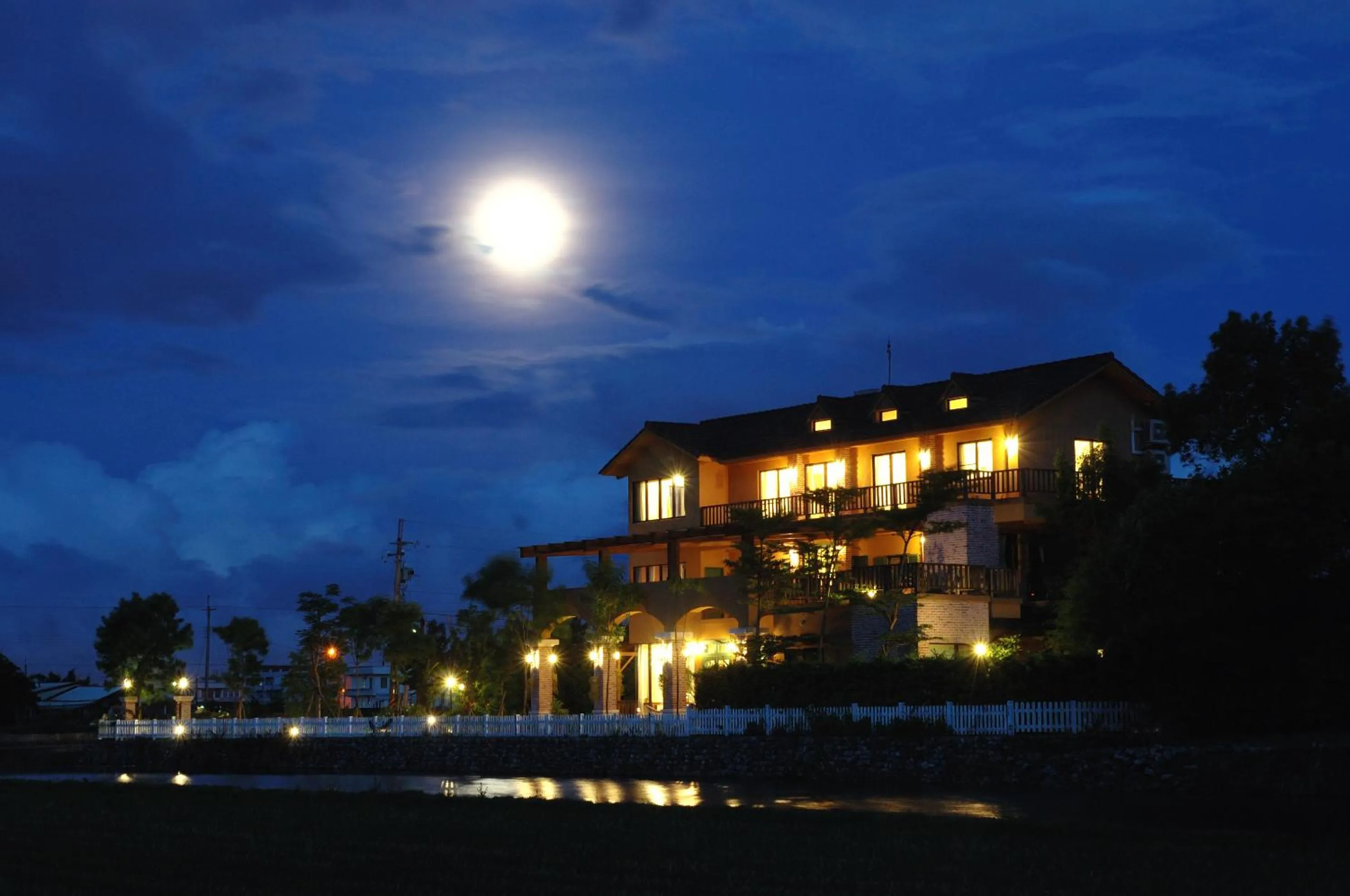 Facade/entrance in Sunday Home