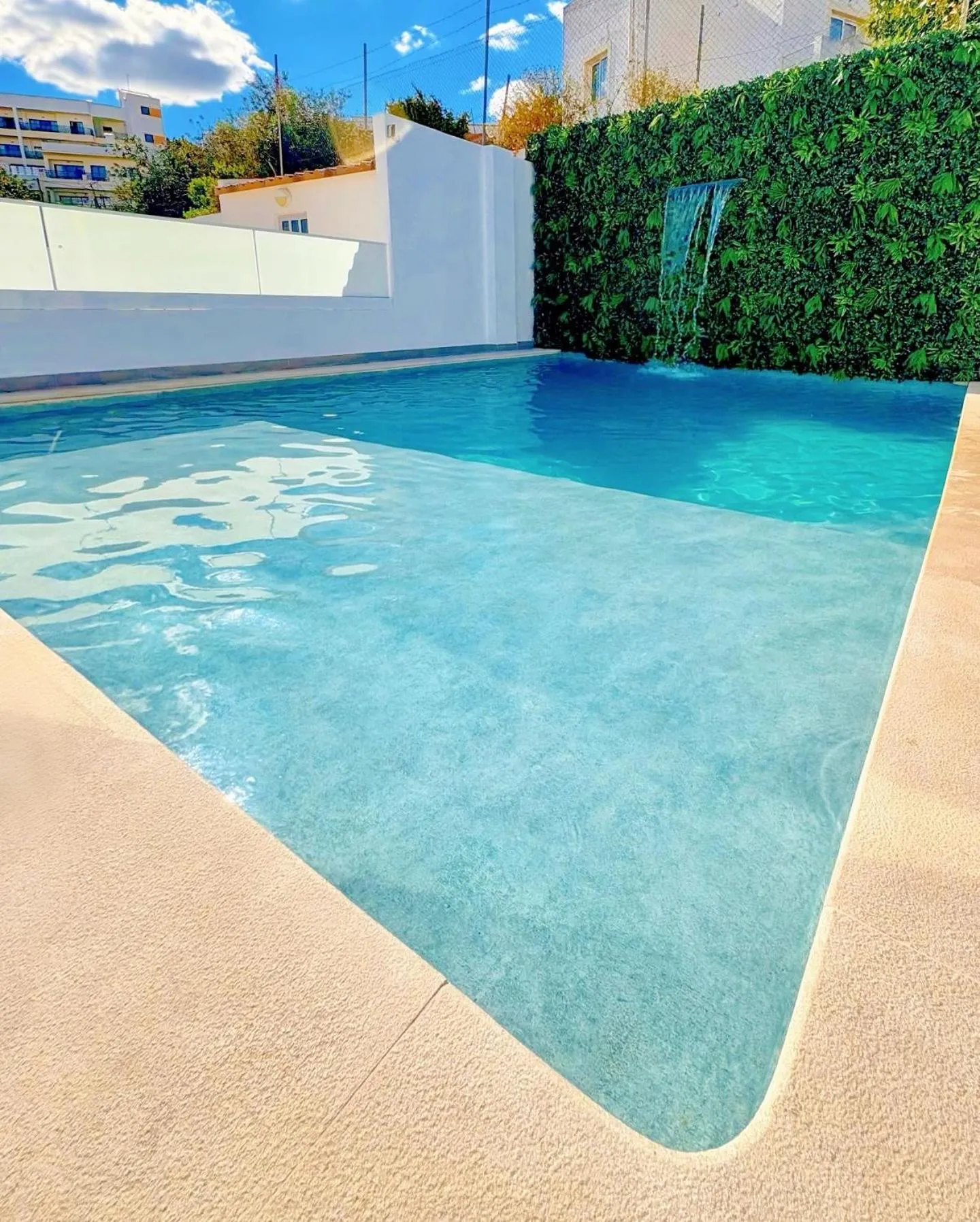 Swimming pool in Sun Lovers Hostel