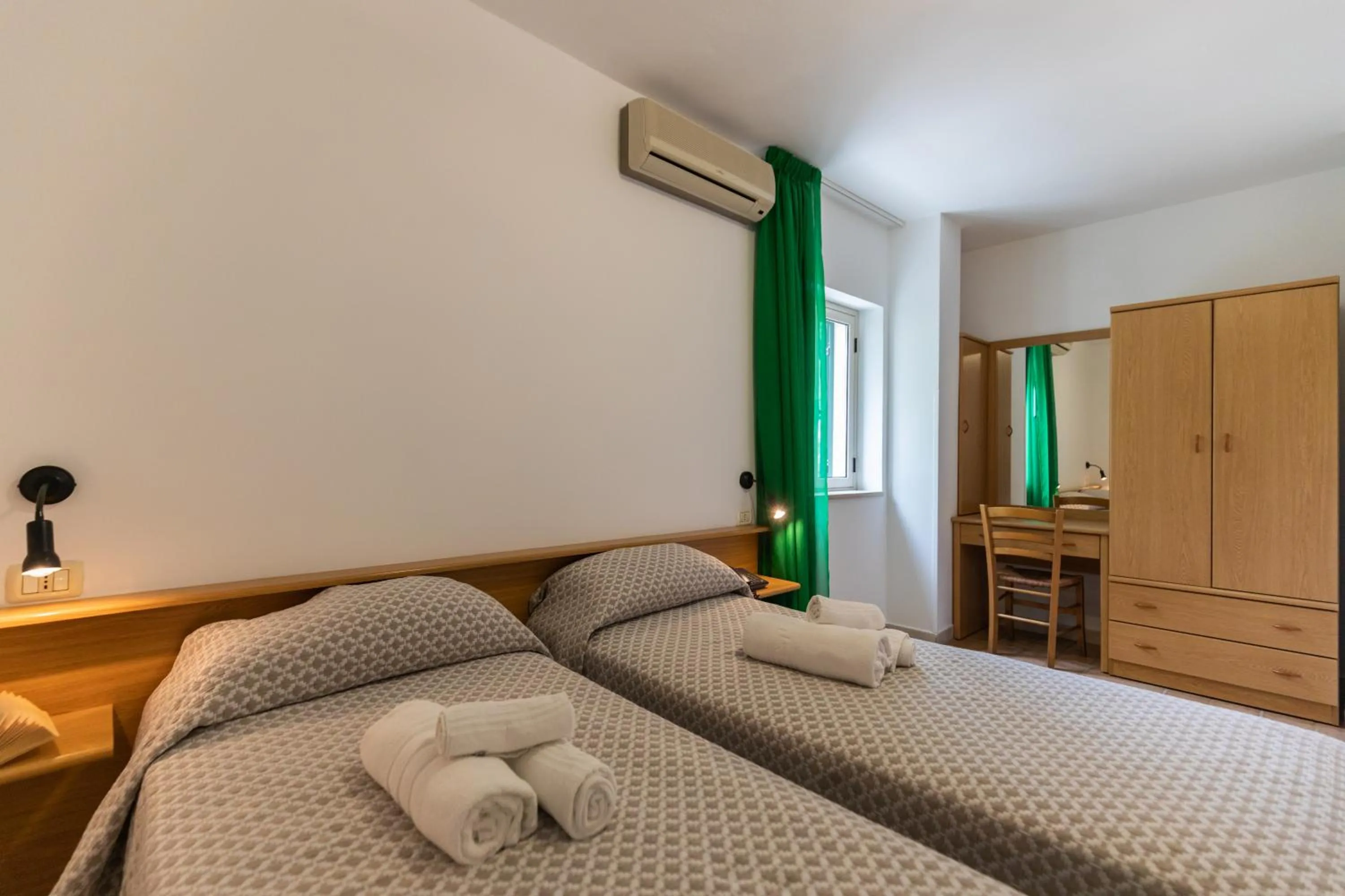 Bed in Hotel MARINELLA parking wi-fi spiaggia attrezzata