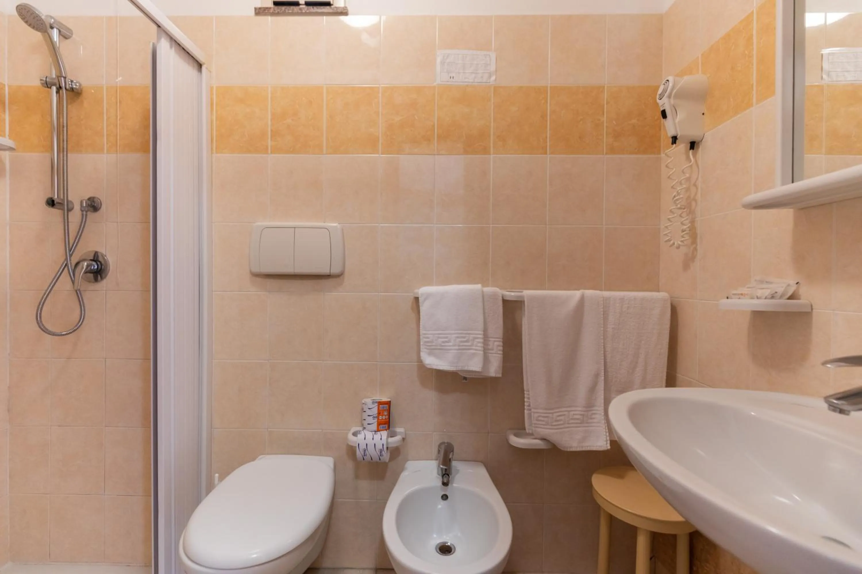 Shower in Hotel MARINELLA parking wi-fi spiaggia attrezzata